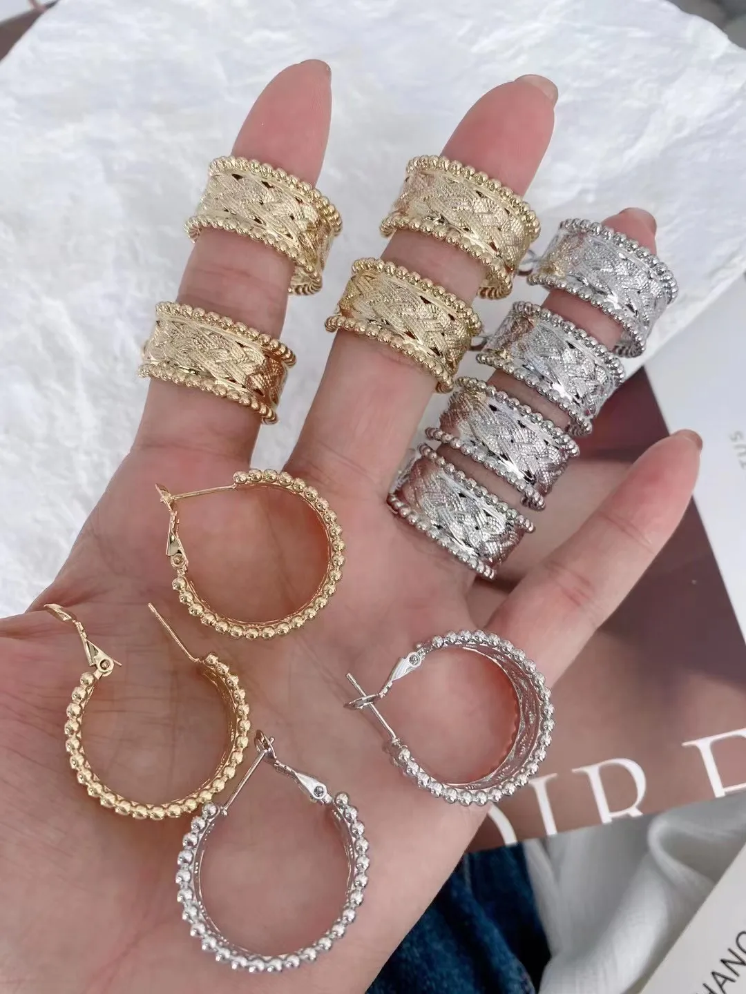 Fashion Retro Retro Female Geometric Earrings 18k Gold Sliver Color Hollow Carved Hoop Earrings Jewelry