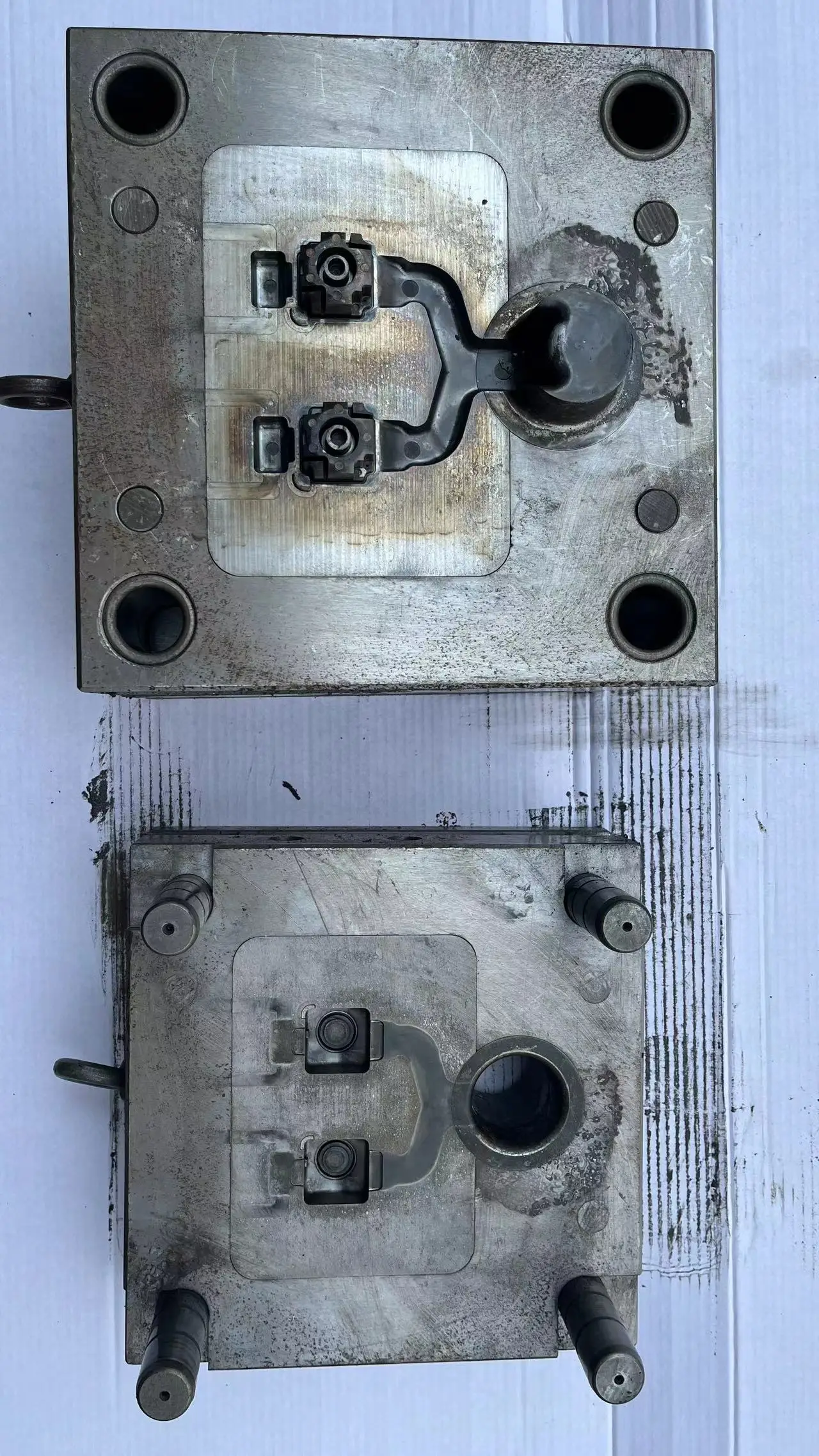 The internal mould material is 8402 or 8407 heat-treated zinc alloy or aluminium alloy die-casting mould.