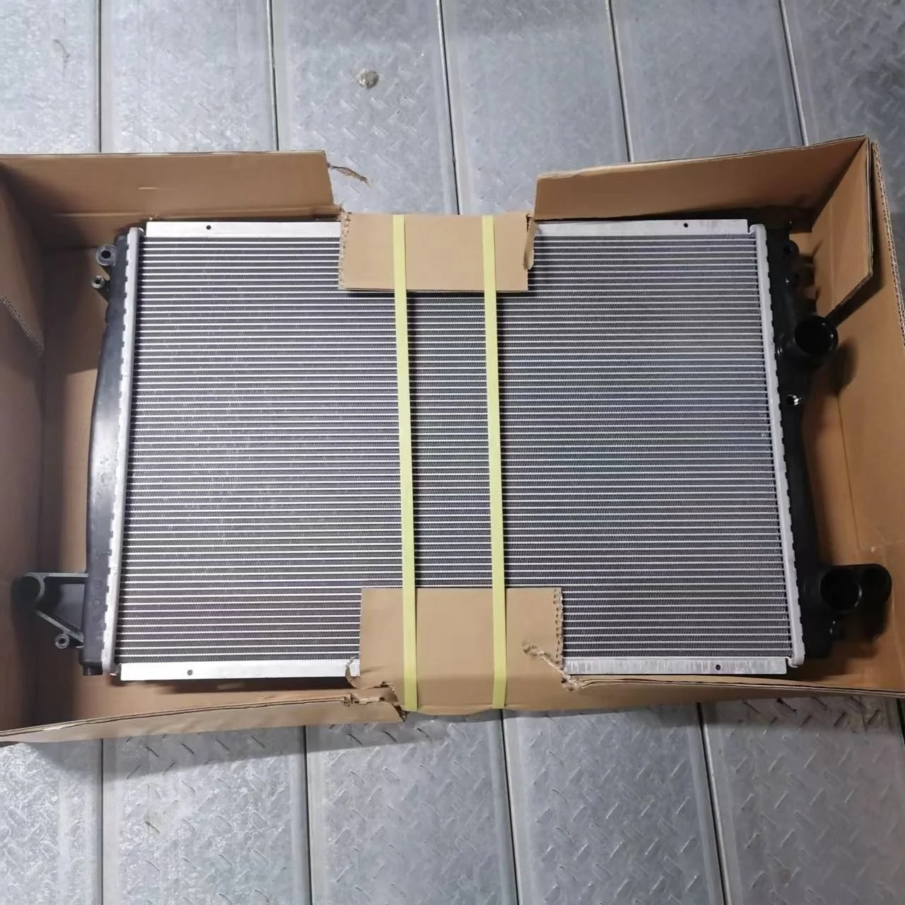 Automotive engine radiator, coolant radiator, water tank, suitable for Maserati GT4.2 OEM 223561 223303 000223561 000223303