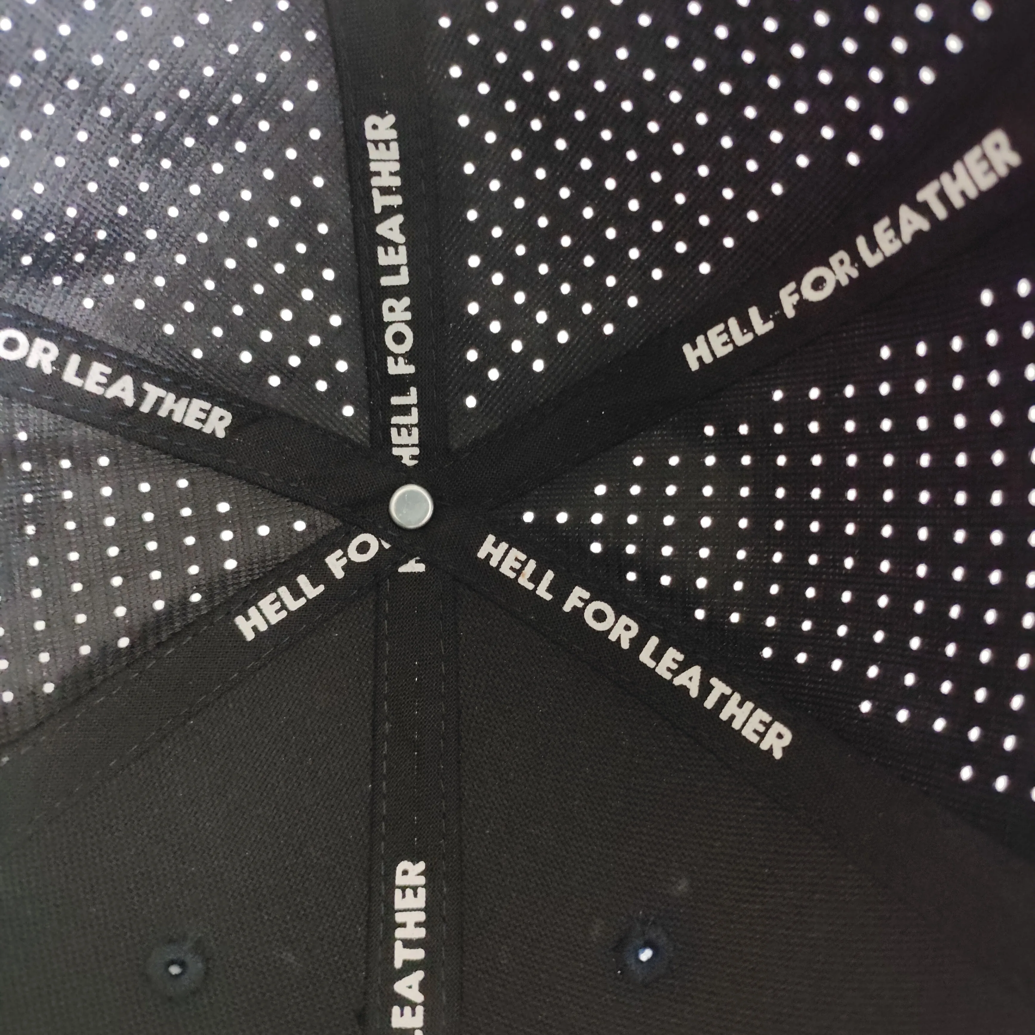 Бейсболка с вышитым логотипом