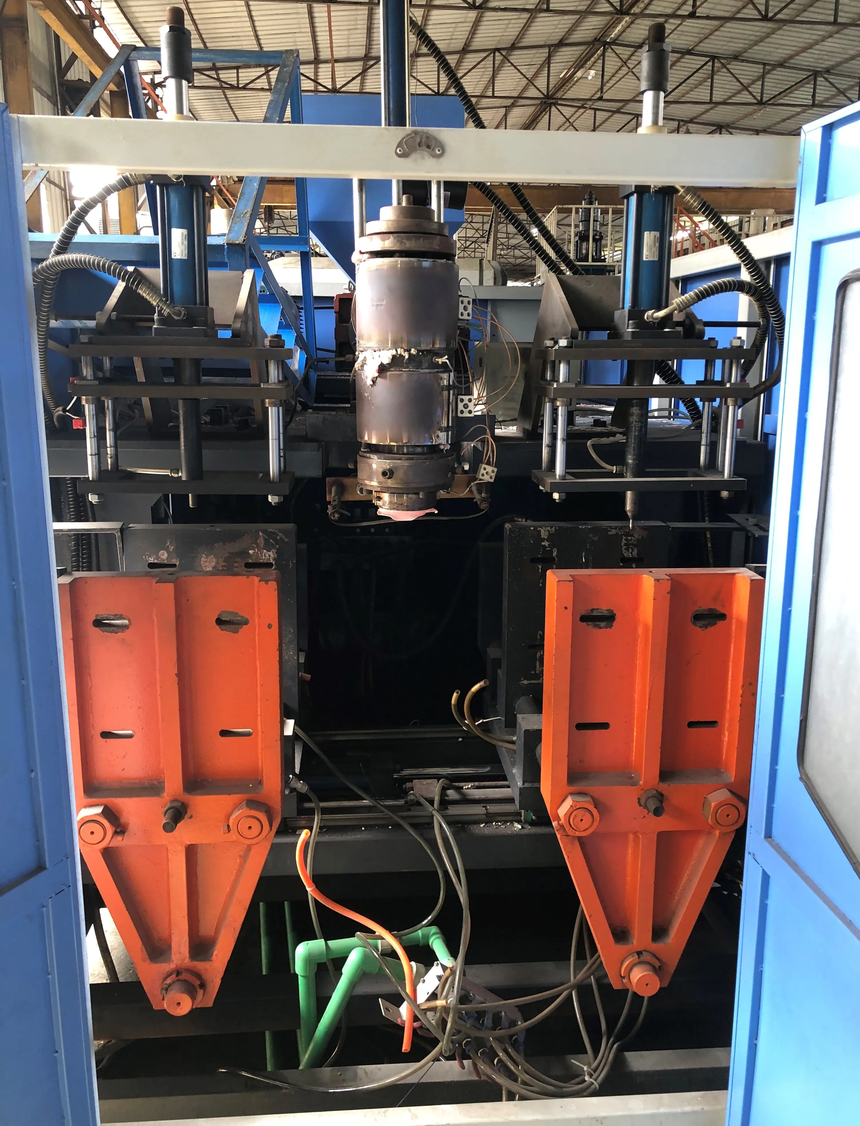 Used Automatic Servo 5 L Plastic PET Blow Molding Machine