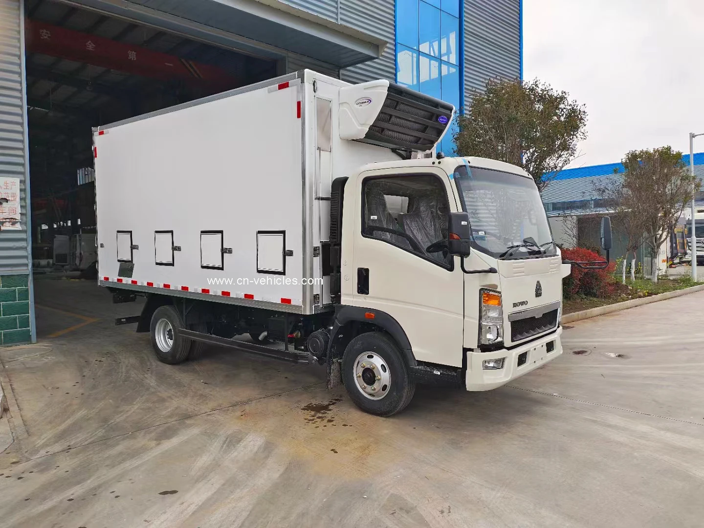 HOWO 5Ton Live poultry carrier truck Chicken piglets Transport Truck with stainless steel compartment box
