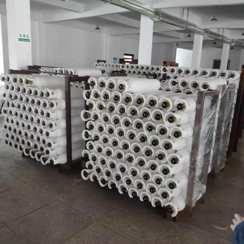 Голубые и белые газовые баллоны 2 л с индивидуальной