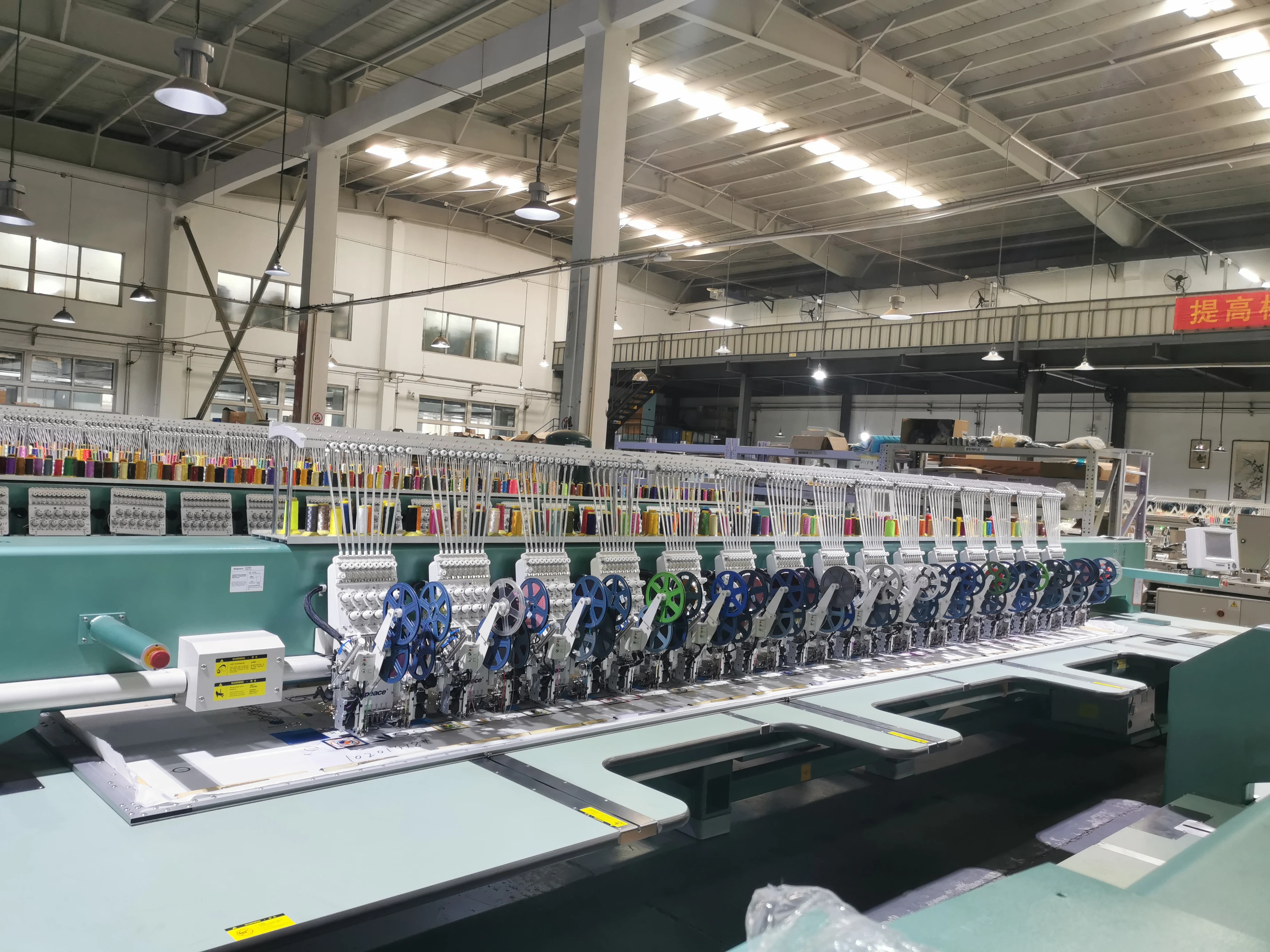 Высокоскоростная компьютеризированная вышивальная машина Richpeace с четырьмя блестками