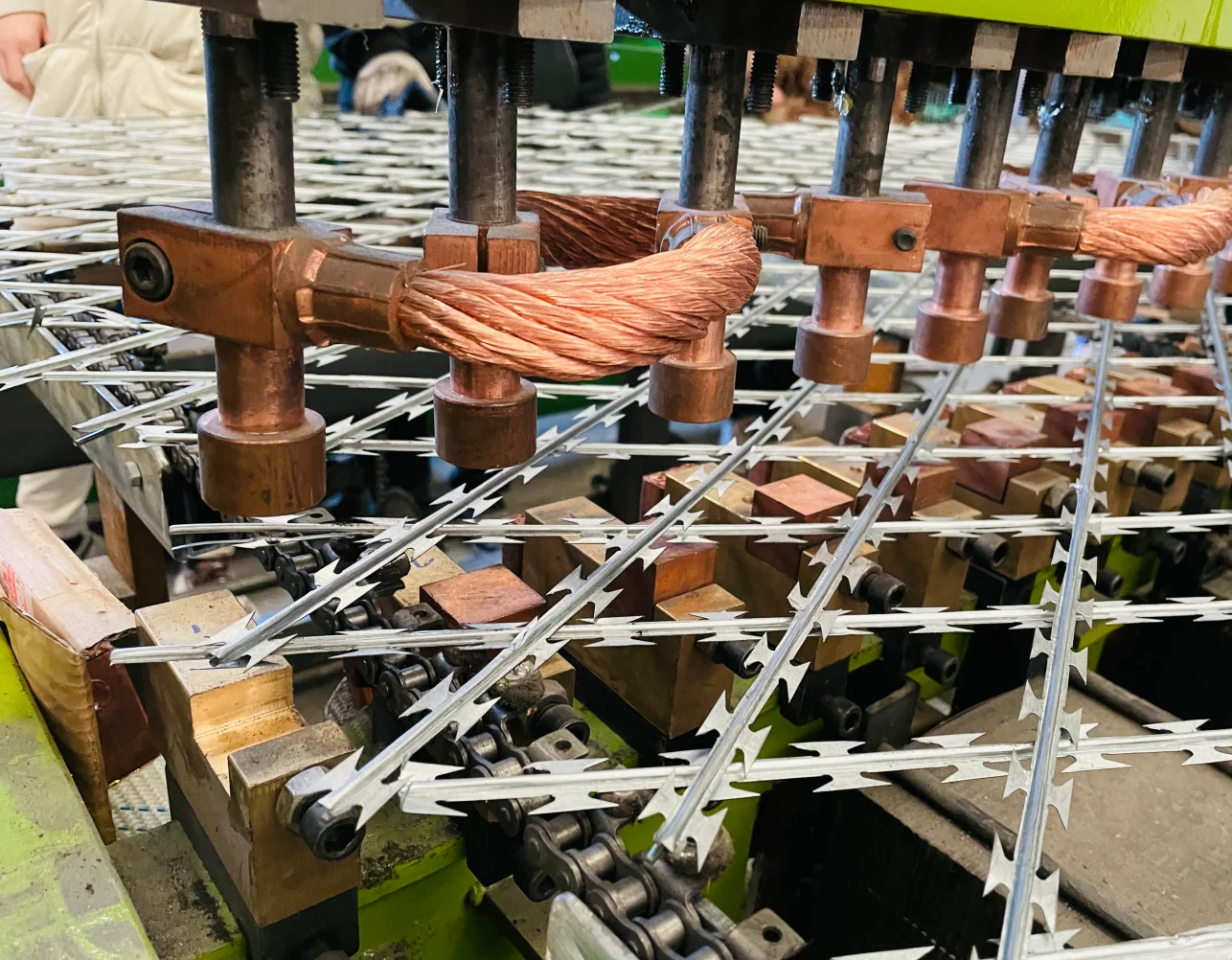 razor barbed machine 4.png