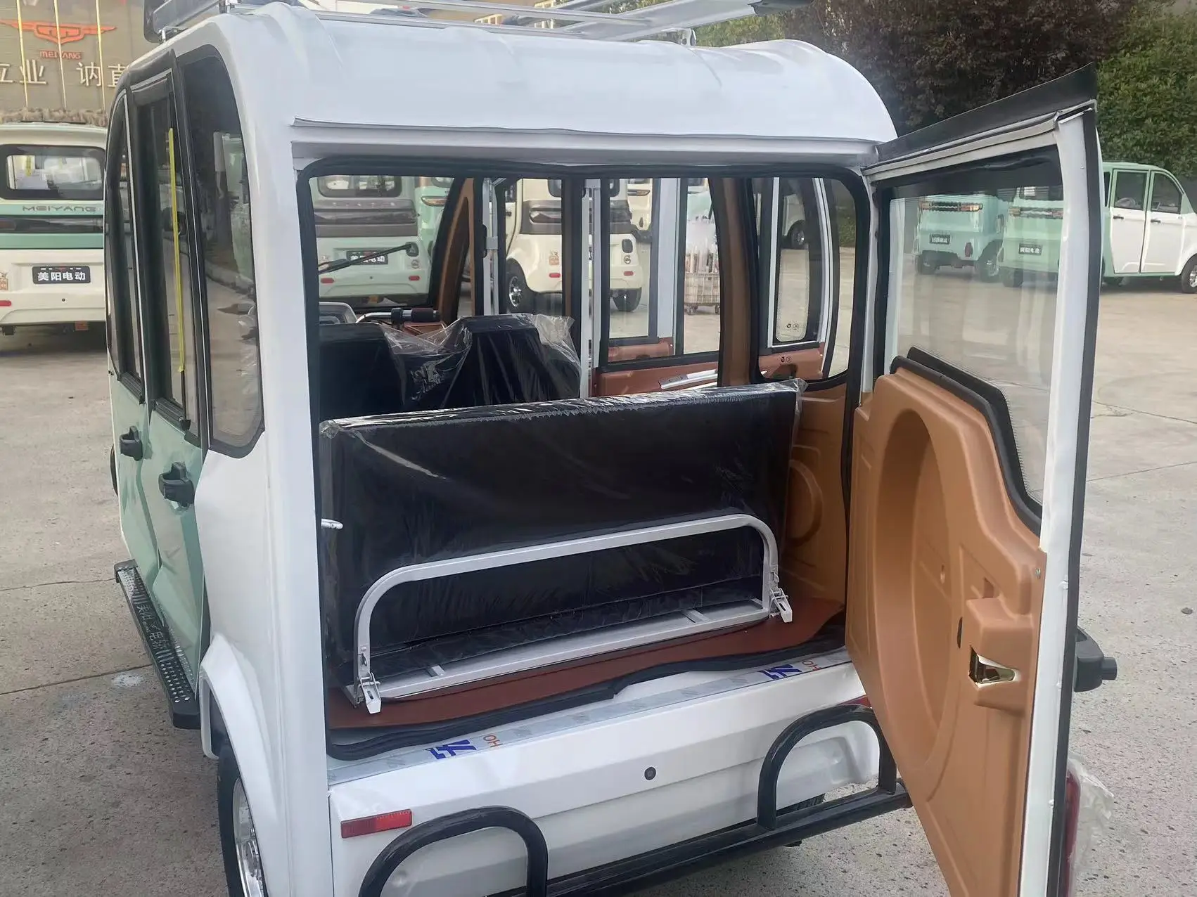 5-door 4-seater extra-large space electric tricycles for adult senior citizens windproof rainproof enclosed electric tricycle