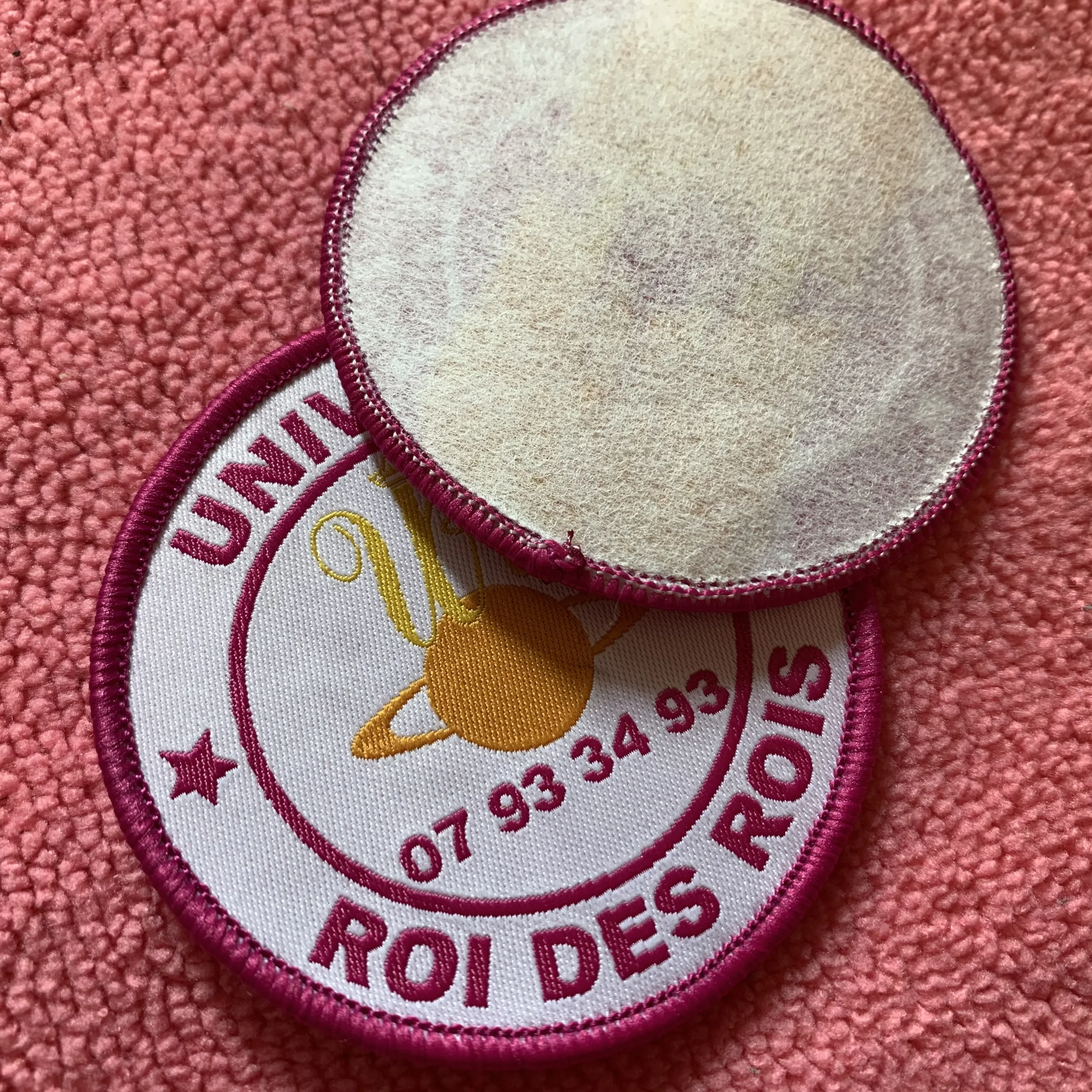 Brand logo fabric woven badge,round logo design garment woven patch with overlocked border