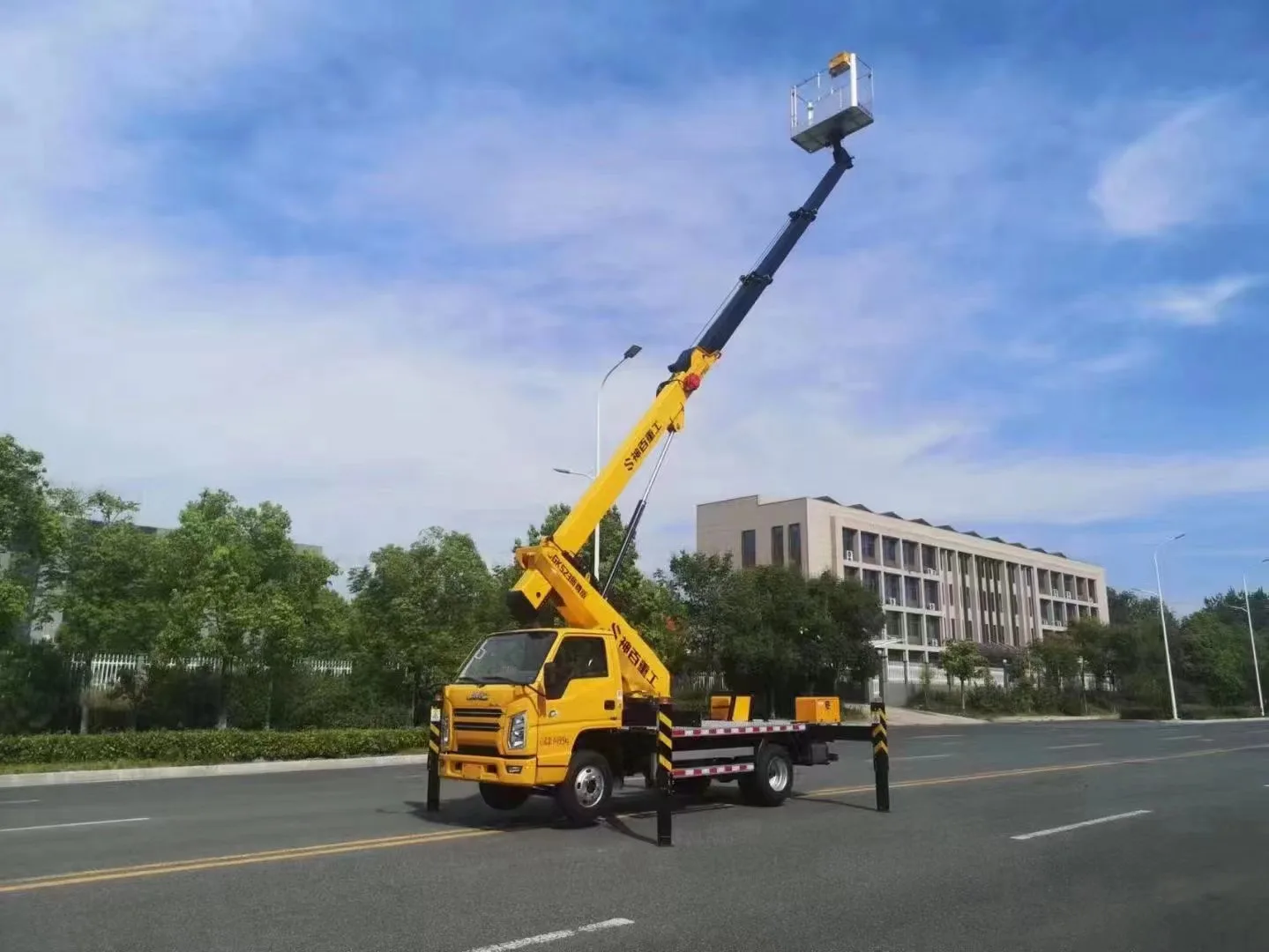 JMC 24m Truck Mounted Aerial Working Platform With Bucket