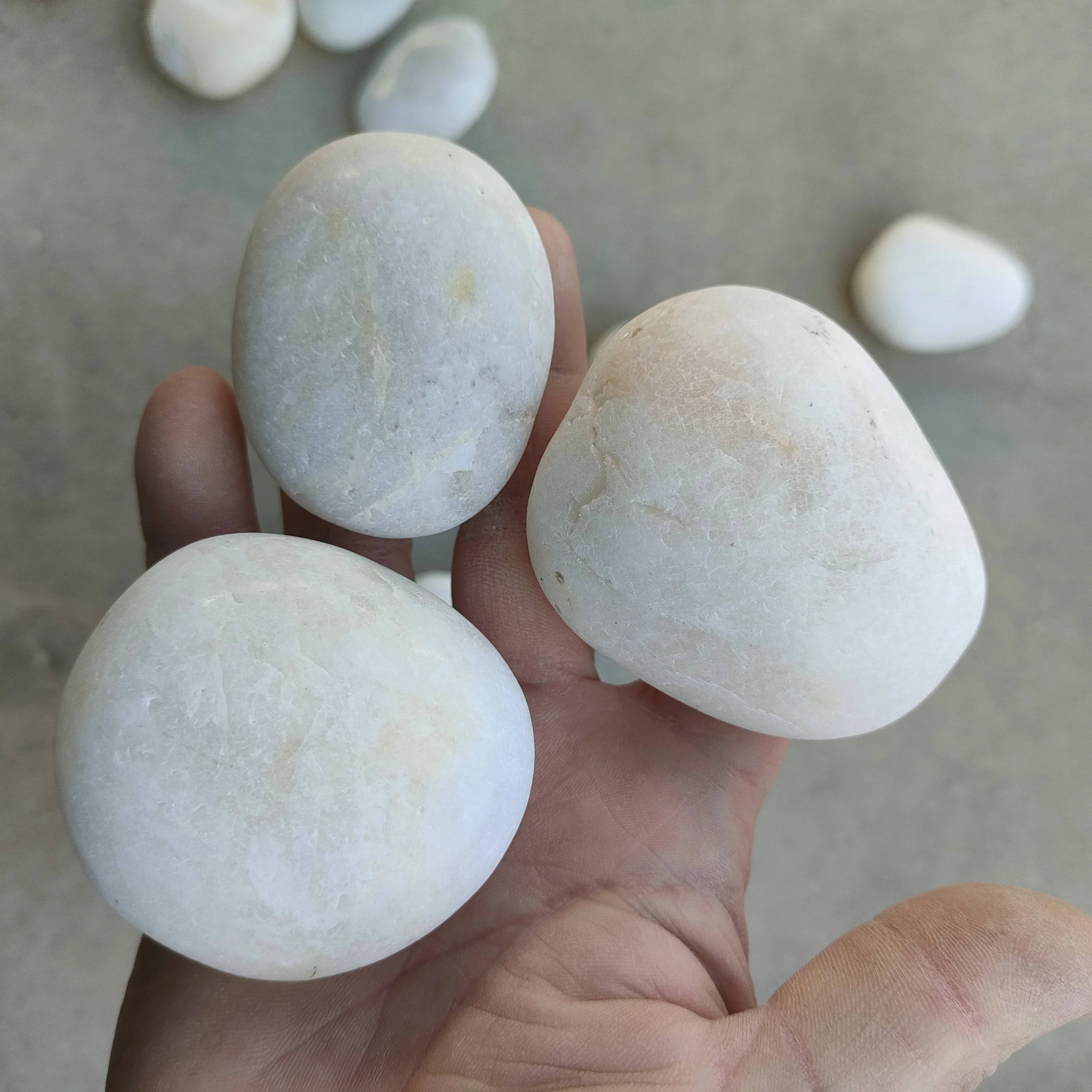 High quality natural loose white stone tumbled granite pebbles polished round smooth decorative cobbles for sale