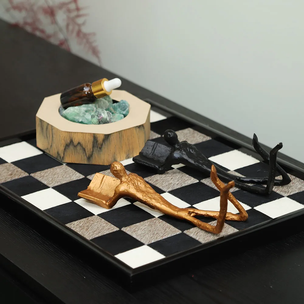 Modern Italian minimalist abstract lie reading reading characters adornment living room study desktop home decoration adornment