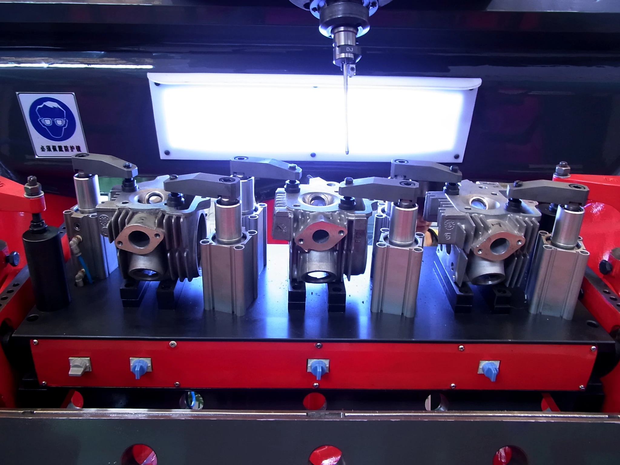 Valve seat boring machine with vacuum detection device