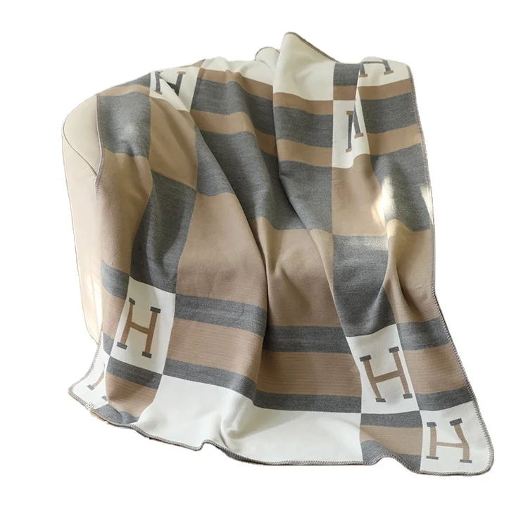 2023 High Quality Soft Contrast Color Throw Modern Plaid H Wool Blanket Luxury Polyester Knitted Blanket