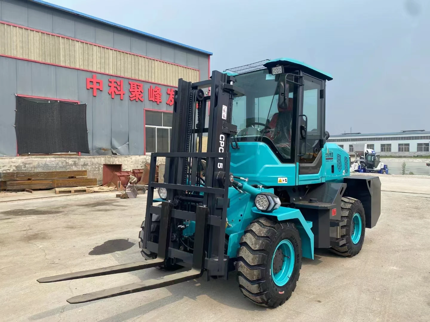 Внедорожный вилочный погрузчик для погрузки и разгрузки грузов на открытом воздухе в дикой природе