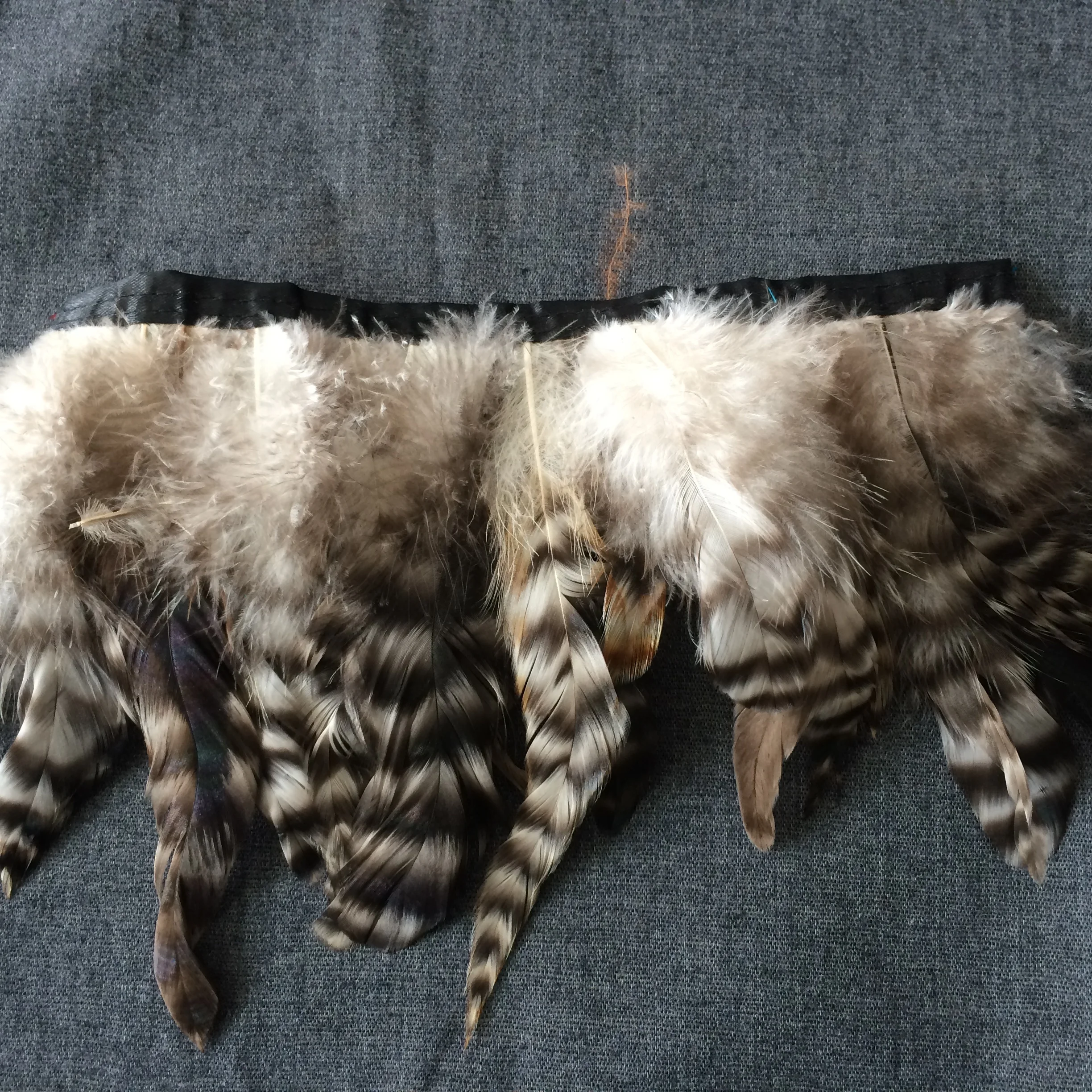 Природный серый Шиншилла петуха, в полоску, с отделкой из перьев