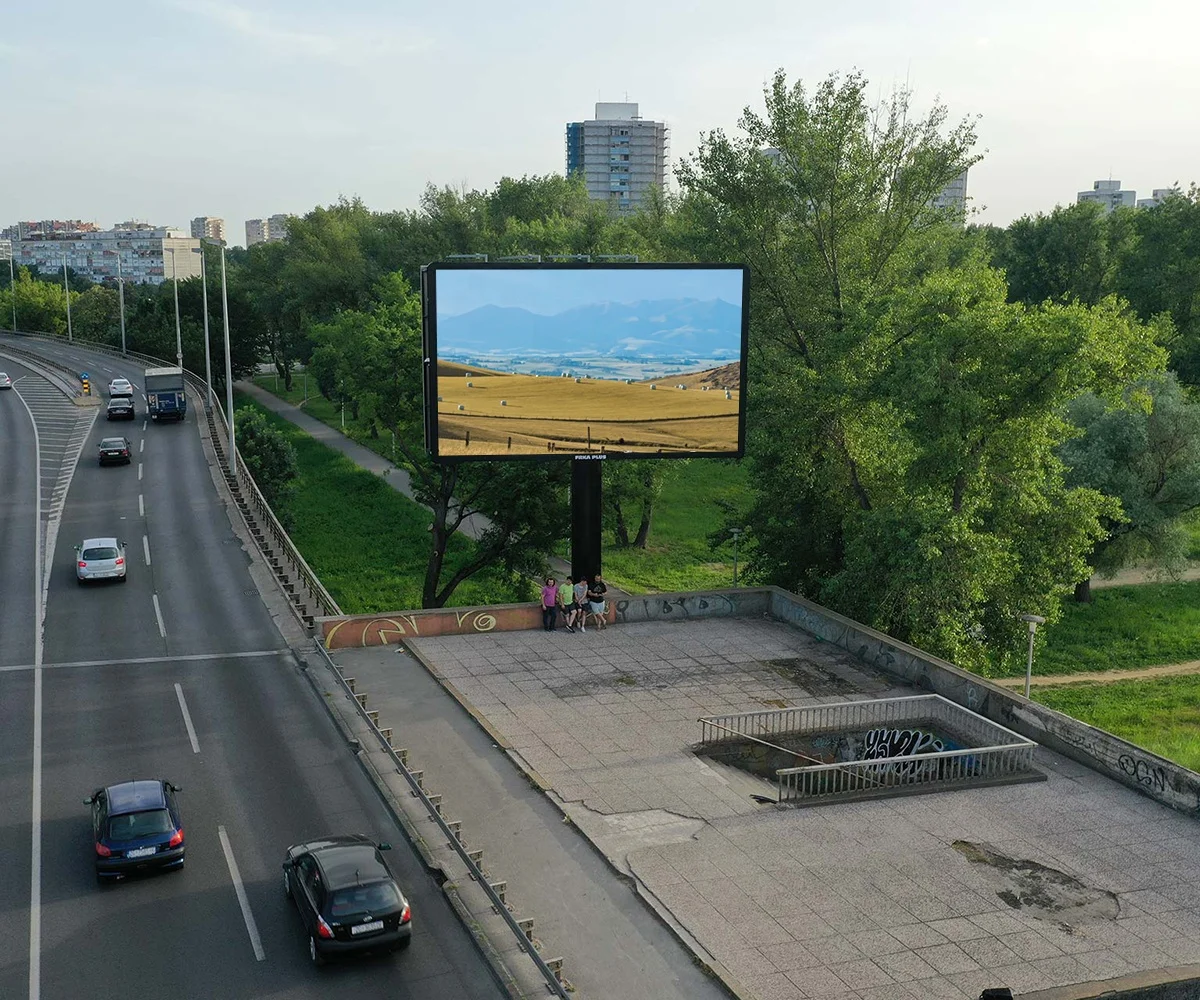 Control P2.5 LED Digital Billboard Iron LED Signs Outdoor Programmable Column Fixed 4G Video Wall Display IP65 2 Years 2.5 Meter