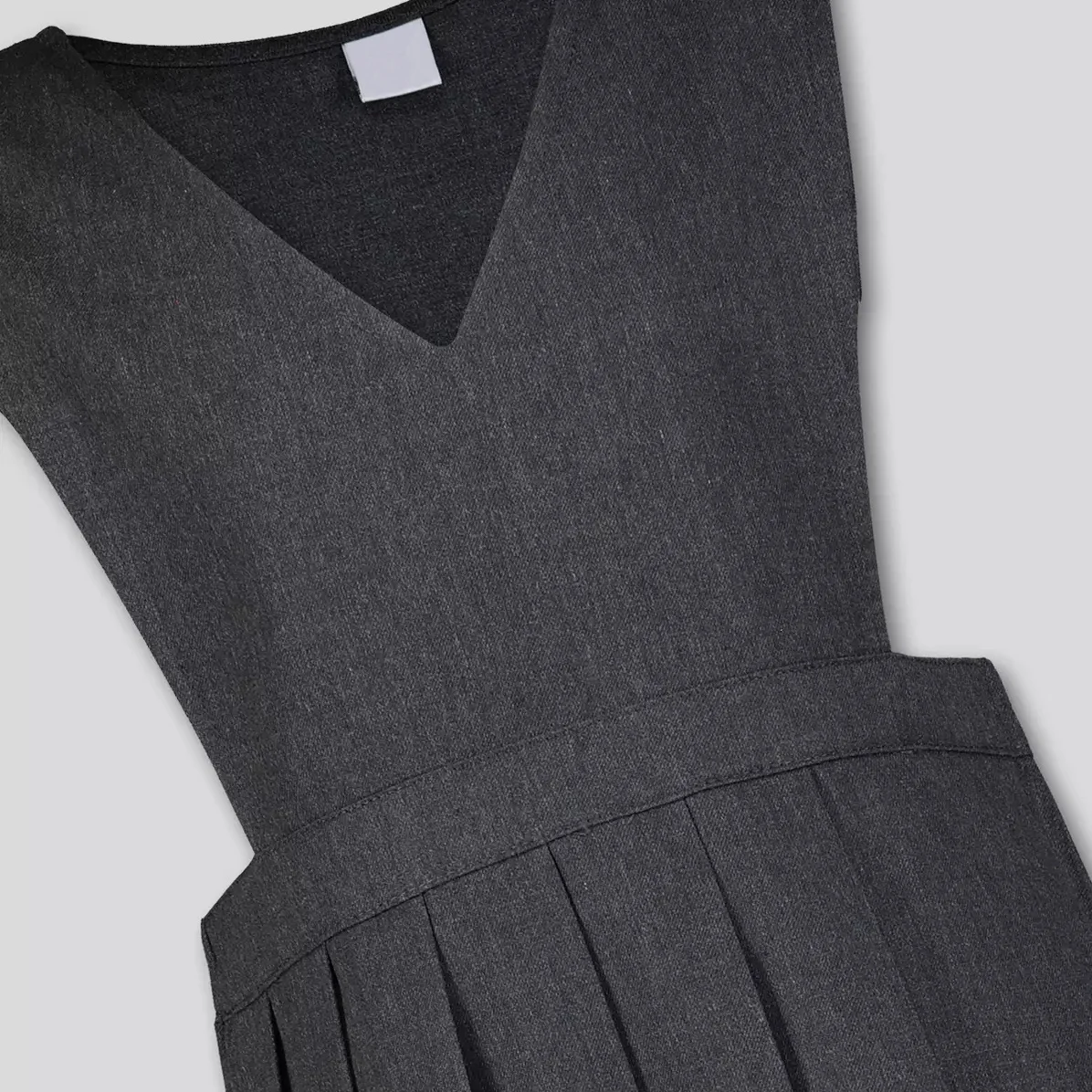 Высококачественное платье в складку с V-образным вырезом