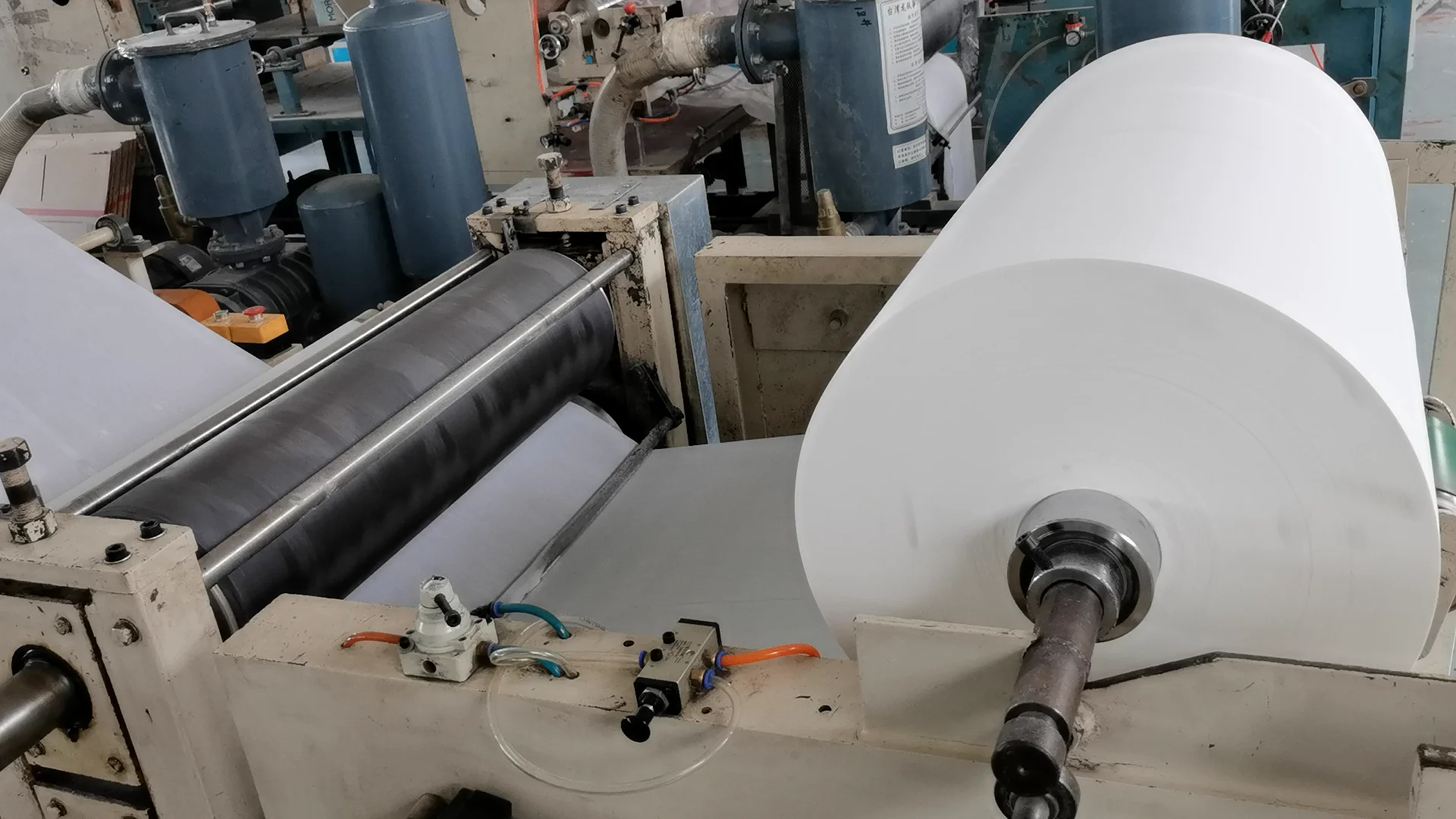 Factory direct environmental protection paper towel roll 1/2 layer virgin wood pulp paper towel roll white paper towel roll