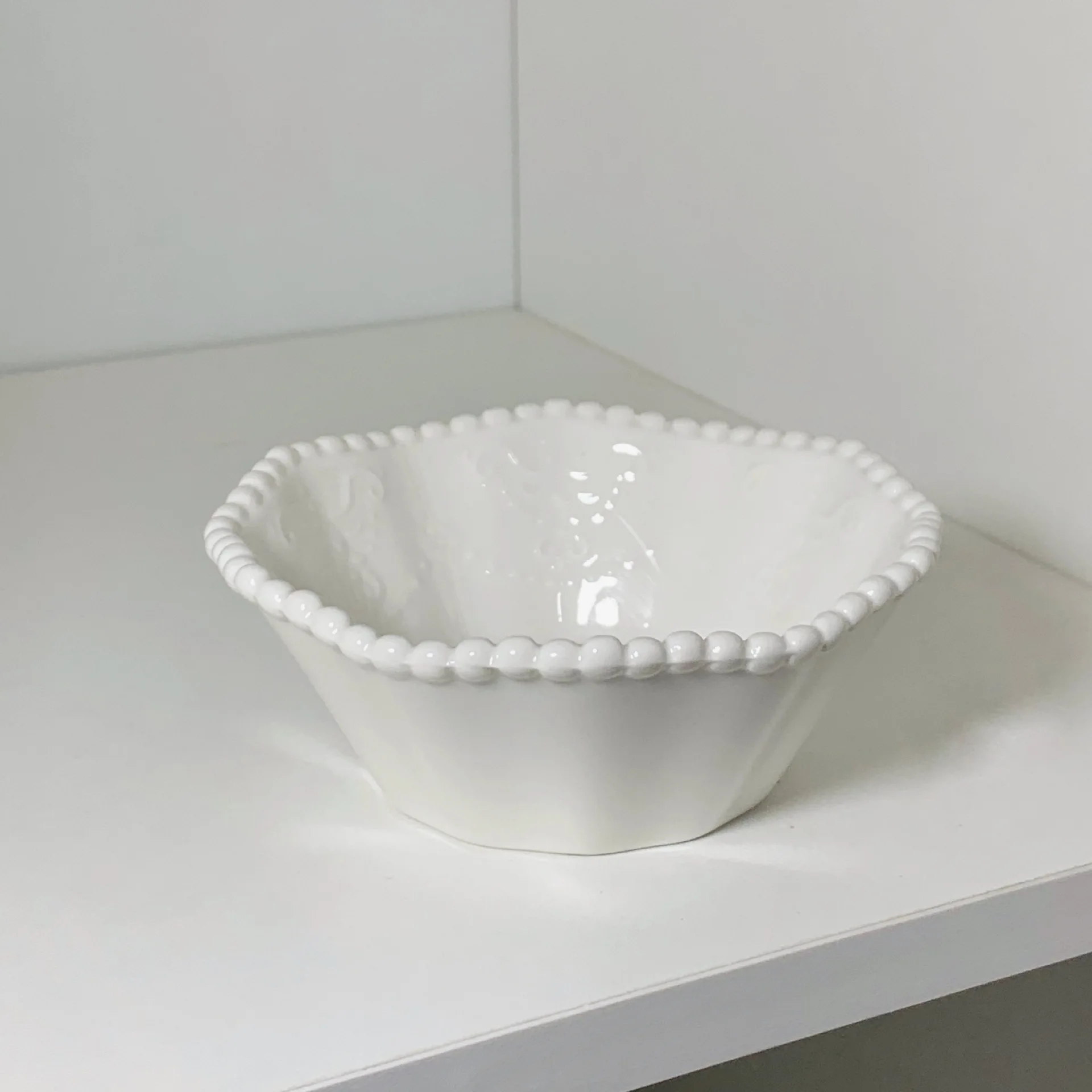 Wedding decoration ceramic white embossed flat plates porcelain bead plates for restaurants