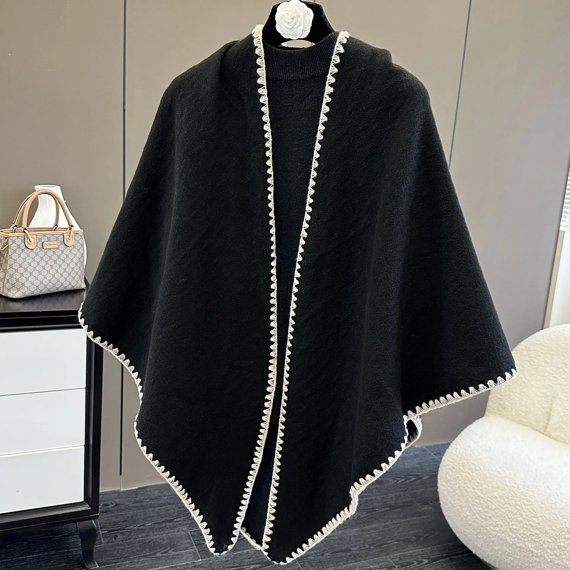New Arrival Viscose Cashmere Fashion Elegant Warm Scarf Luxury Triangle Winter Outdoor Neck Wraps Shawl