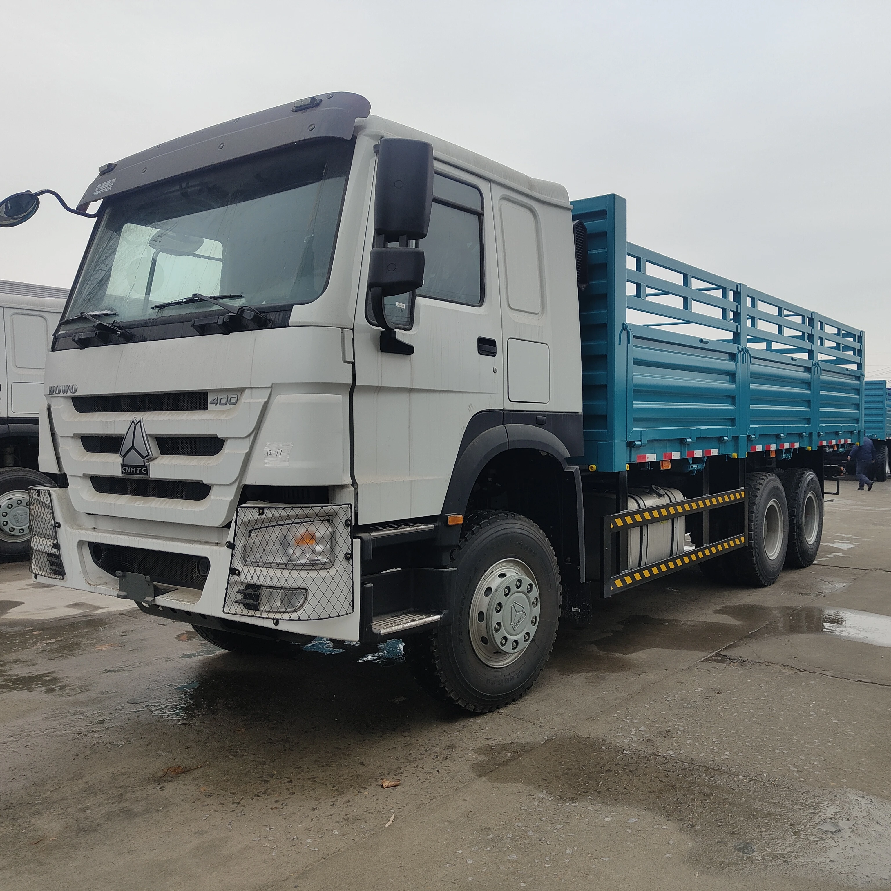 Hot Selling Good Quality SINOTRUCK HOWO 6*4 10 Wheels 371HP 380HP 400HP Cargo Fence Truck for Sale