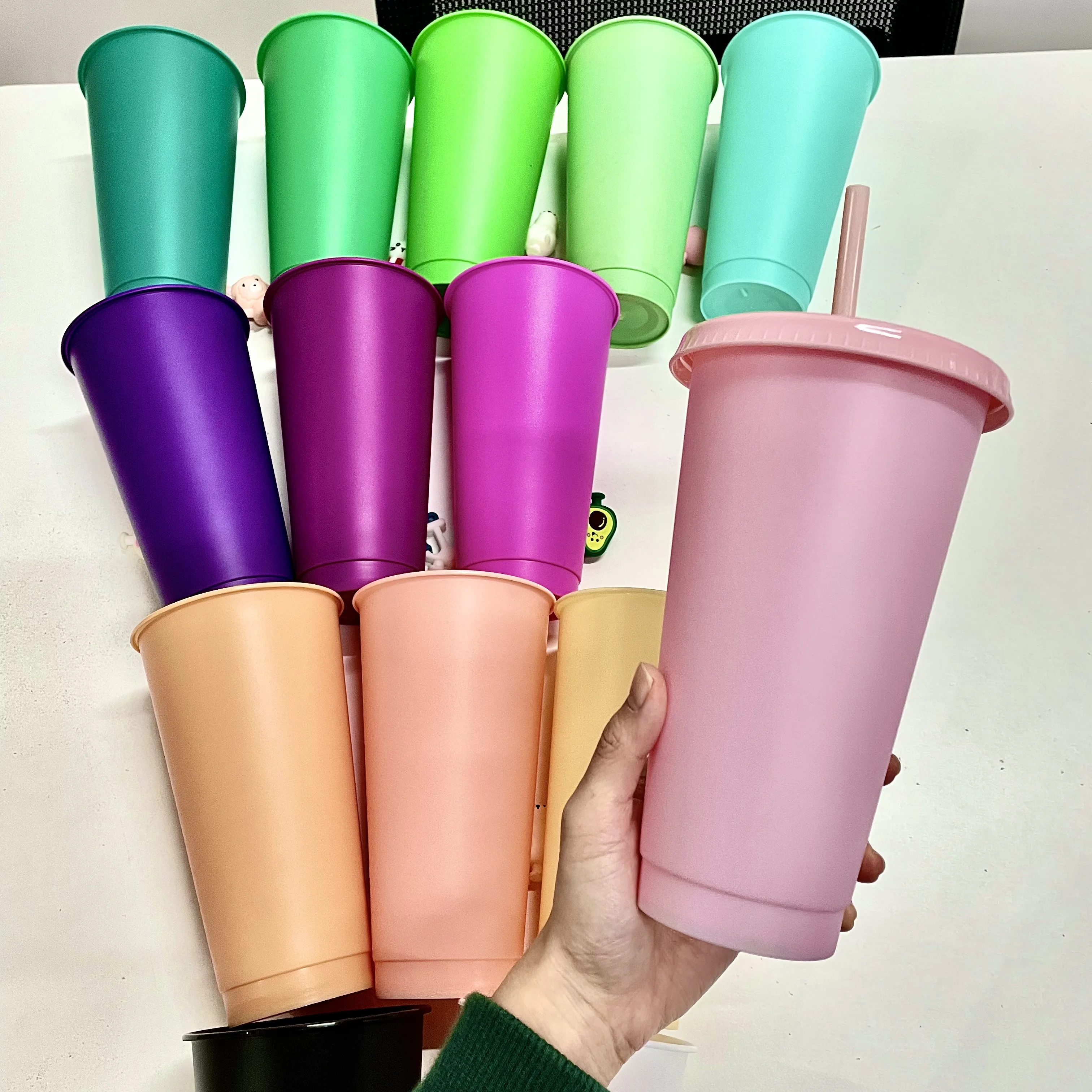 New Stock Colour Plastic Wholesale Drink Tumbler 24Oz Plastic Cold Cups With Lids and Straw