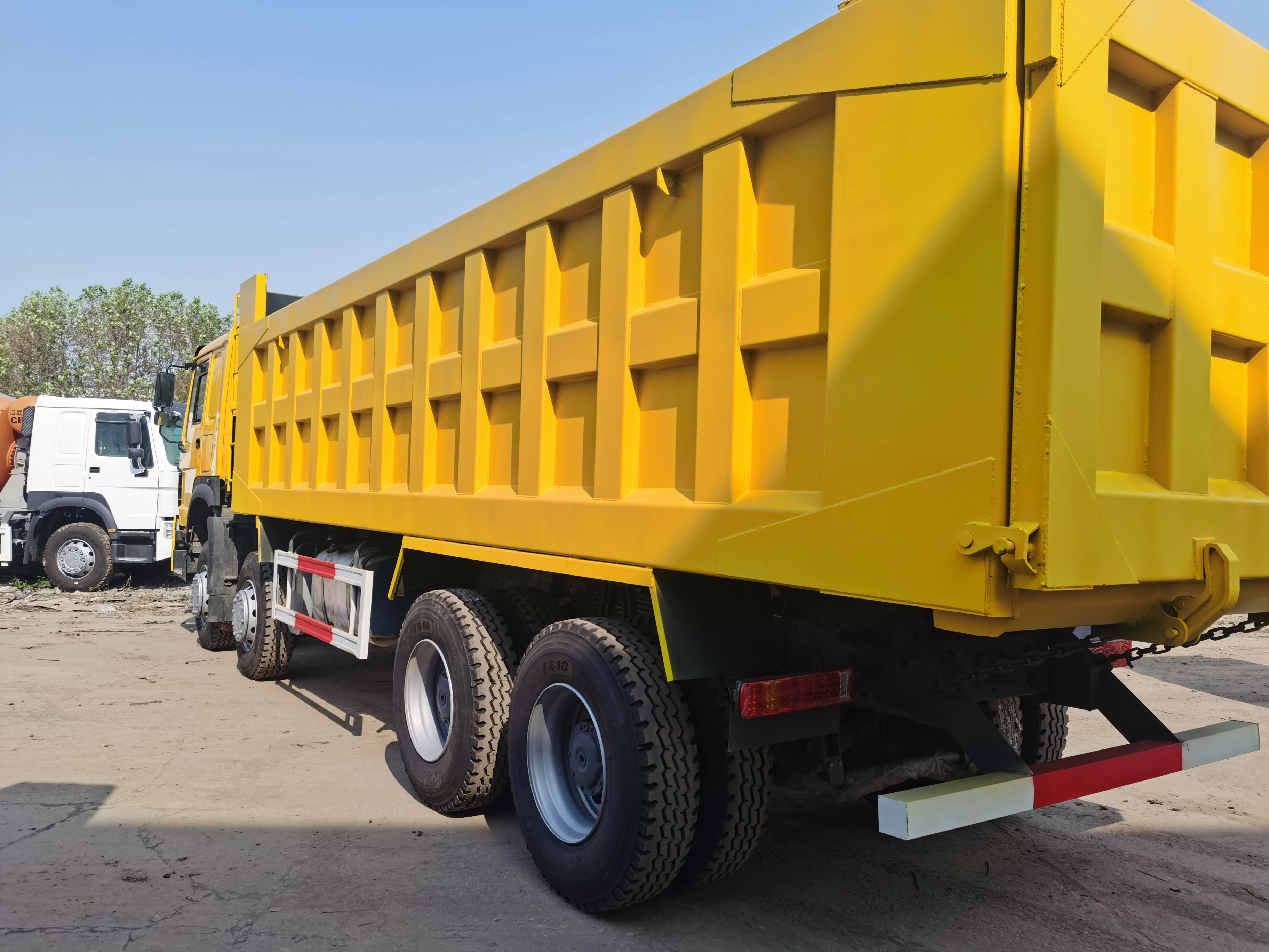 Самосвал howo 30 тонн dongfeng японский Подержанный мини isuzu npr грузовик шахтерский туннельный самосвал 8x4 в Китае