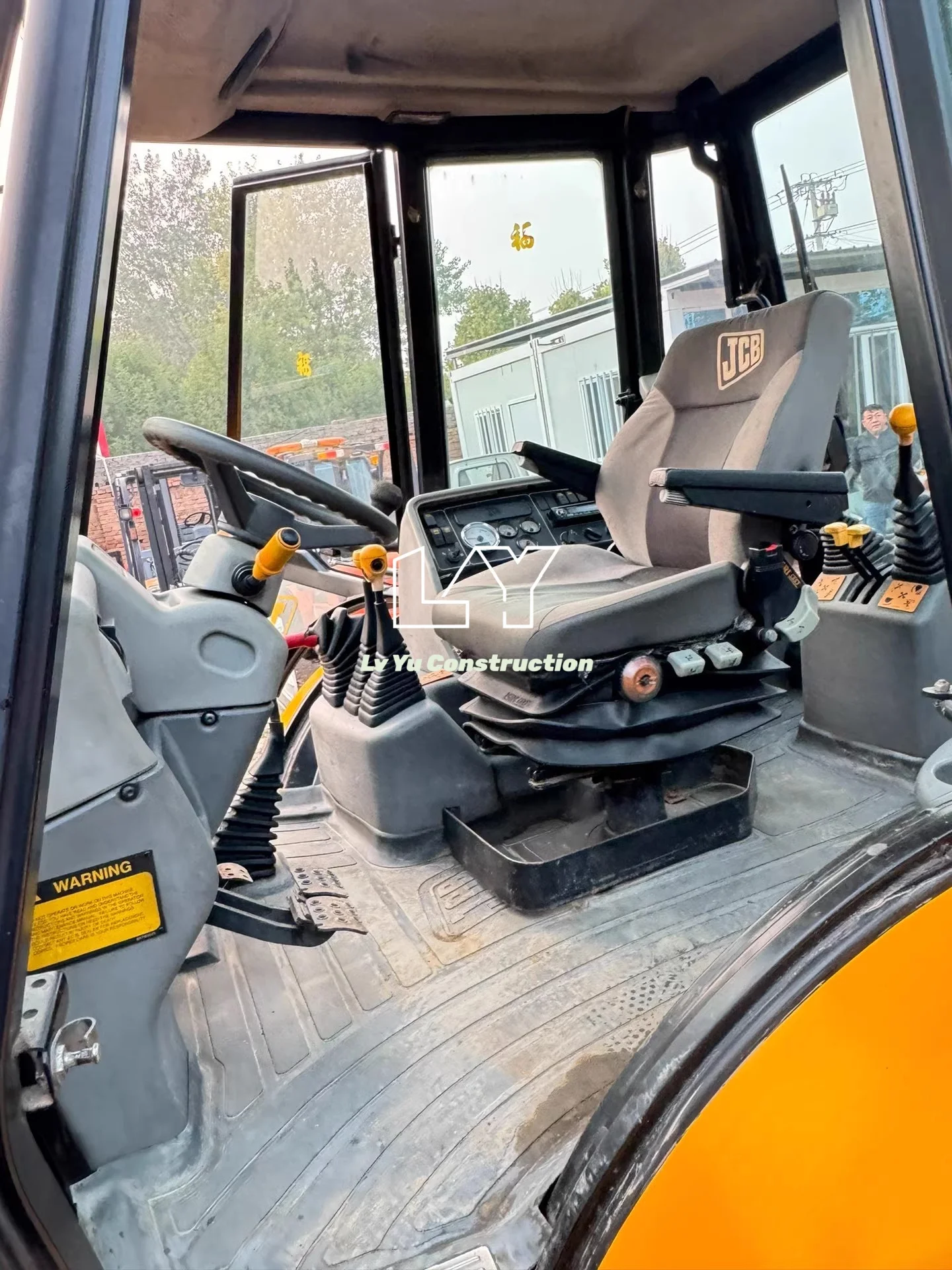 Б/у экскаватор-погрузчик JCB 3CX б/у трактор колесный погрузчик продается