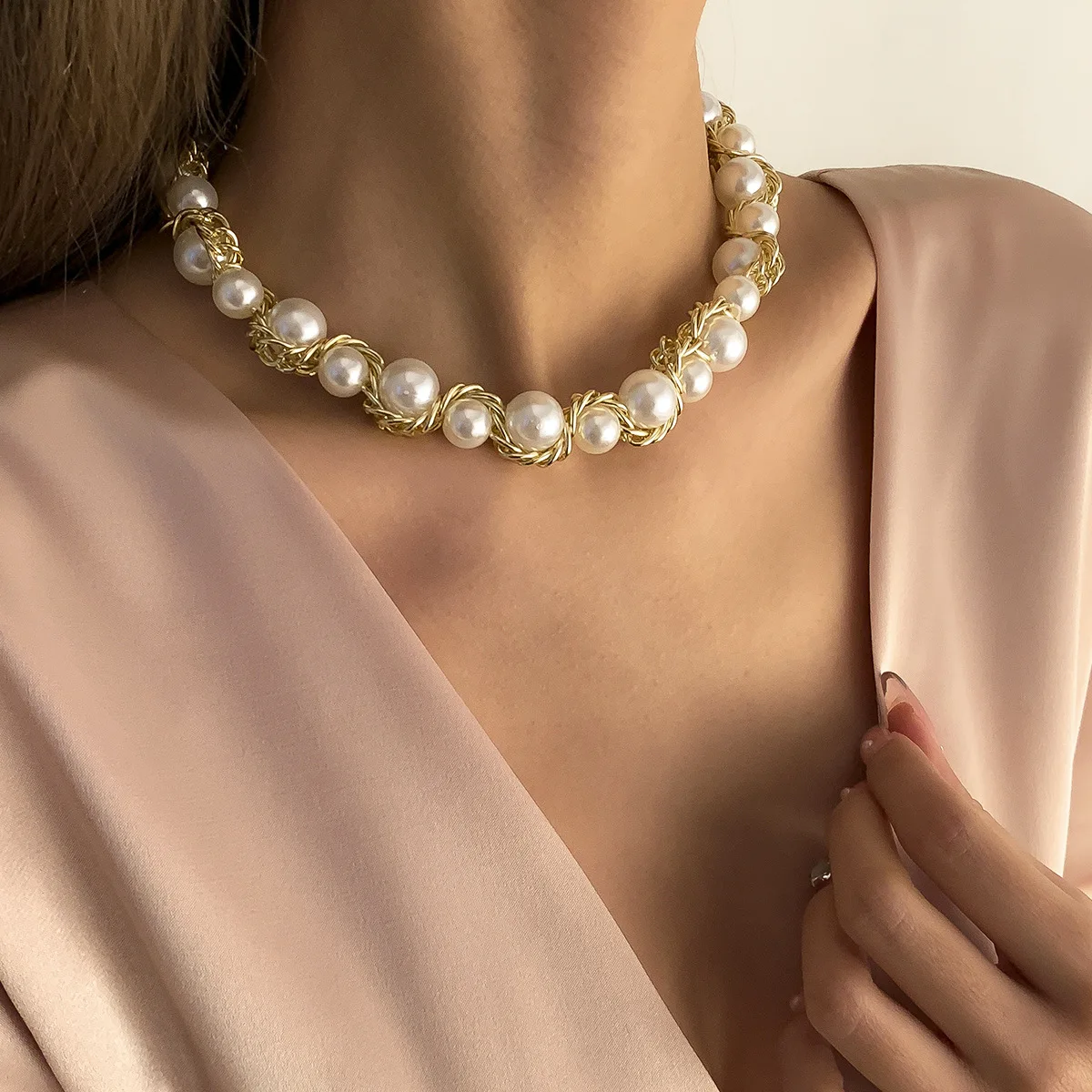 Hot Sale Single Layer Woven Pearl Choker Necklace Metal Twists Chain Baroque Pearl Necklaces