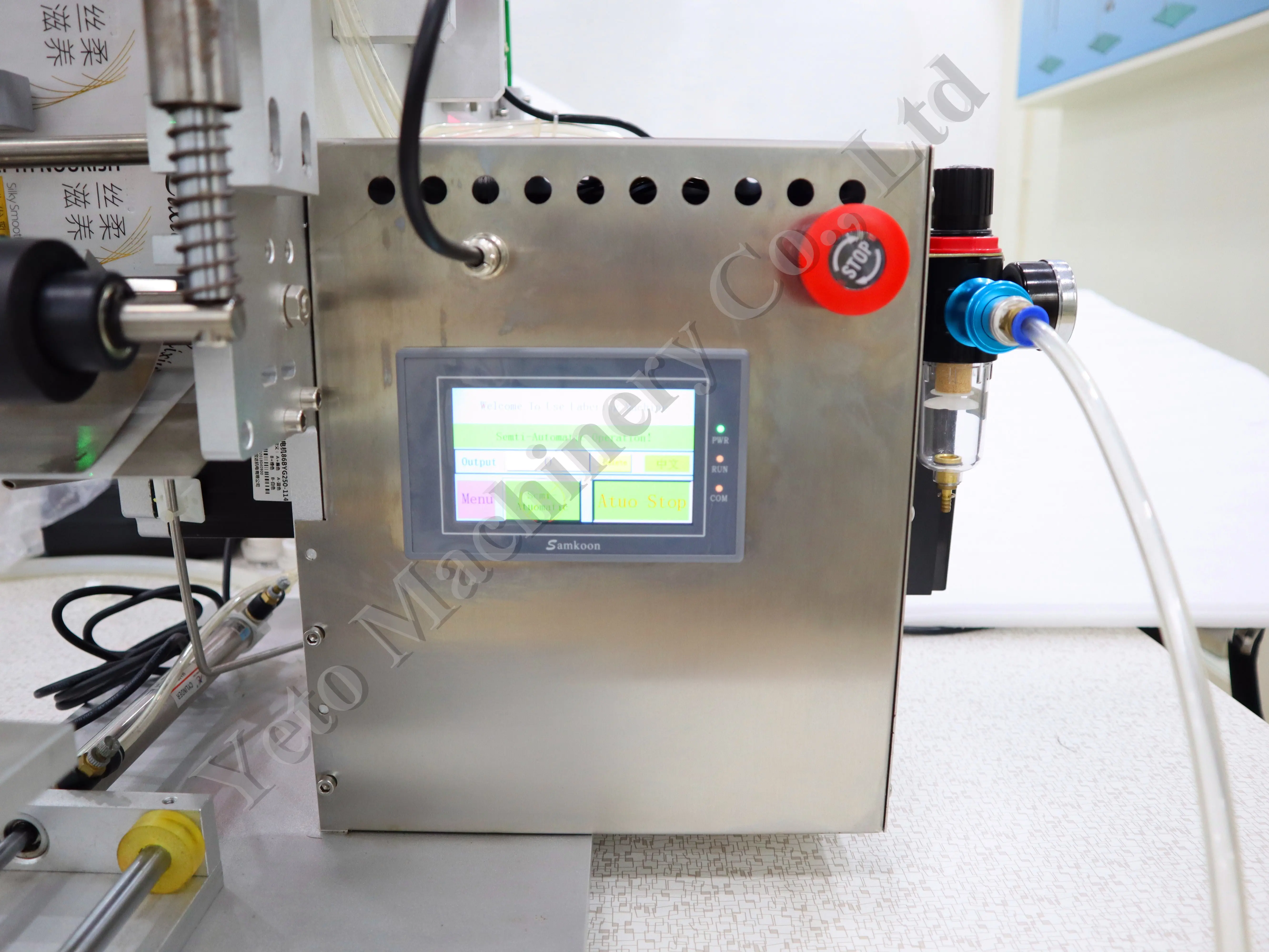 Liner Device Horizontal Sticking Cosmetic Barcode Crayons Container Bottom Flat Labeling Machine with Transparent Label Sensor