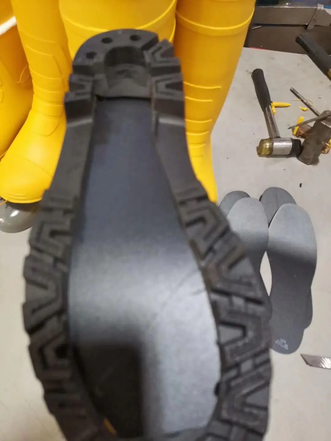 cheaper price  wholesale  shiny surface yellow waterproof 100%PVC men work steel toecap steel plate  safety rain boots