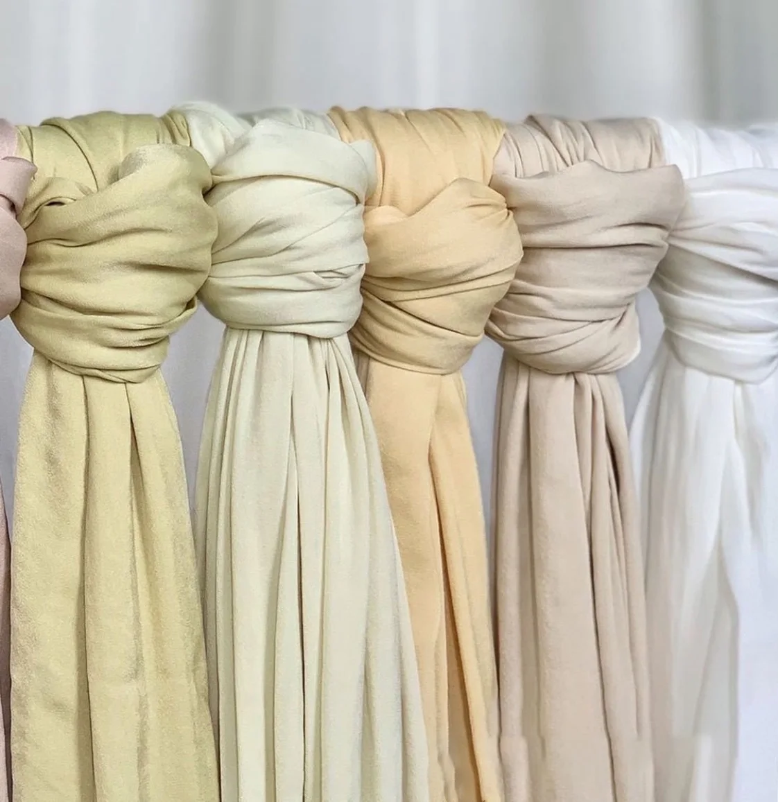 Новейший дизайн 2022 Лидер продаж в Малайзии сатиновый шарф мусульманский Мусульманский Женский бархатный Матовый шелковый пятнистый хиджаб