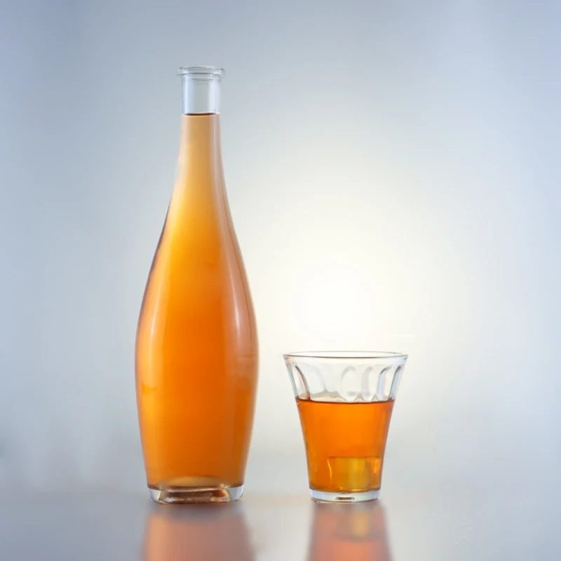 700 ml made in Yuncheng popular in many country rum gin vodka whiskey glass bottle with cork cap