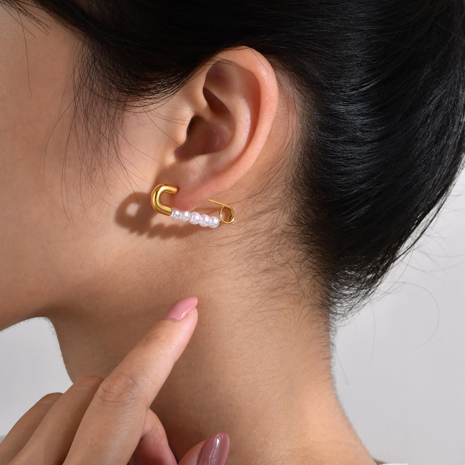 Yiwu DAICY fashion design stainless steel safety pin earrings gold plated women pearl beaded earrings