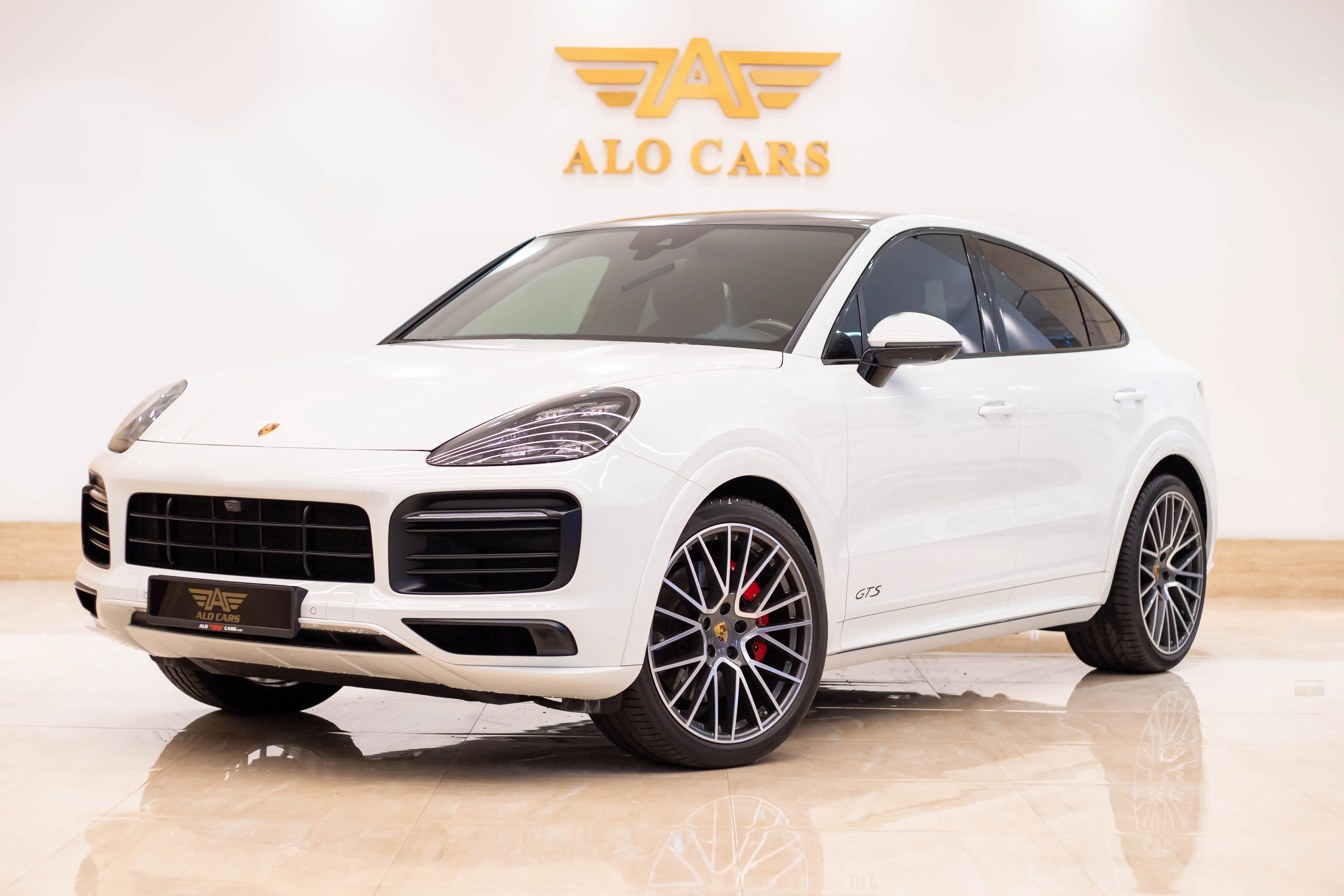 Уникальные особенности и обновления подержанных Порше CAYENNE GTS 2022 модельного года с гарантией спецификации GCC автомобили готовы к работе