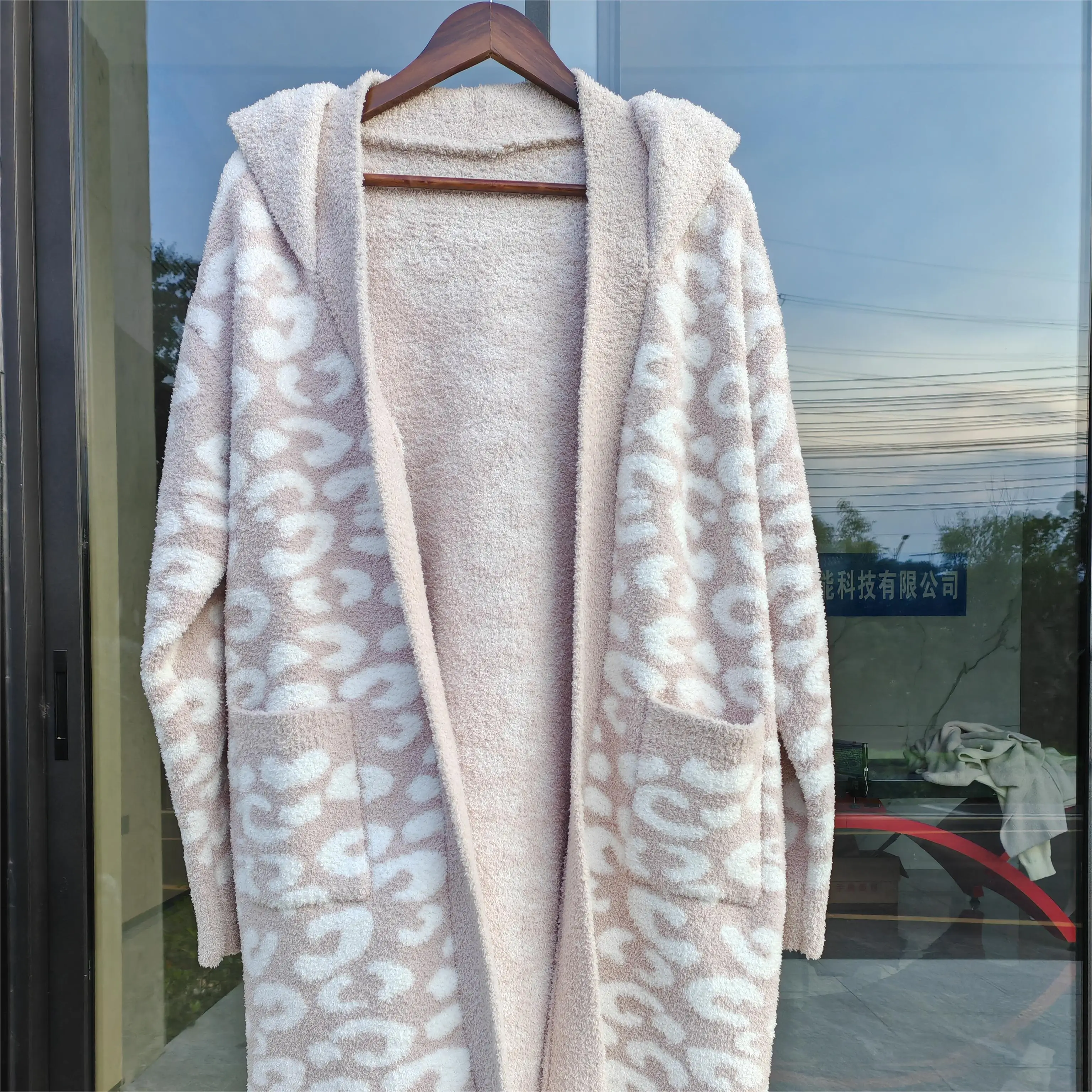 Custom Luxury Hotel Bathrobe Unisex Fluffy Micro Feather Yarn Hooded Winter Pajamas Thick Bath Robes For Men Women