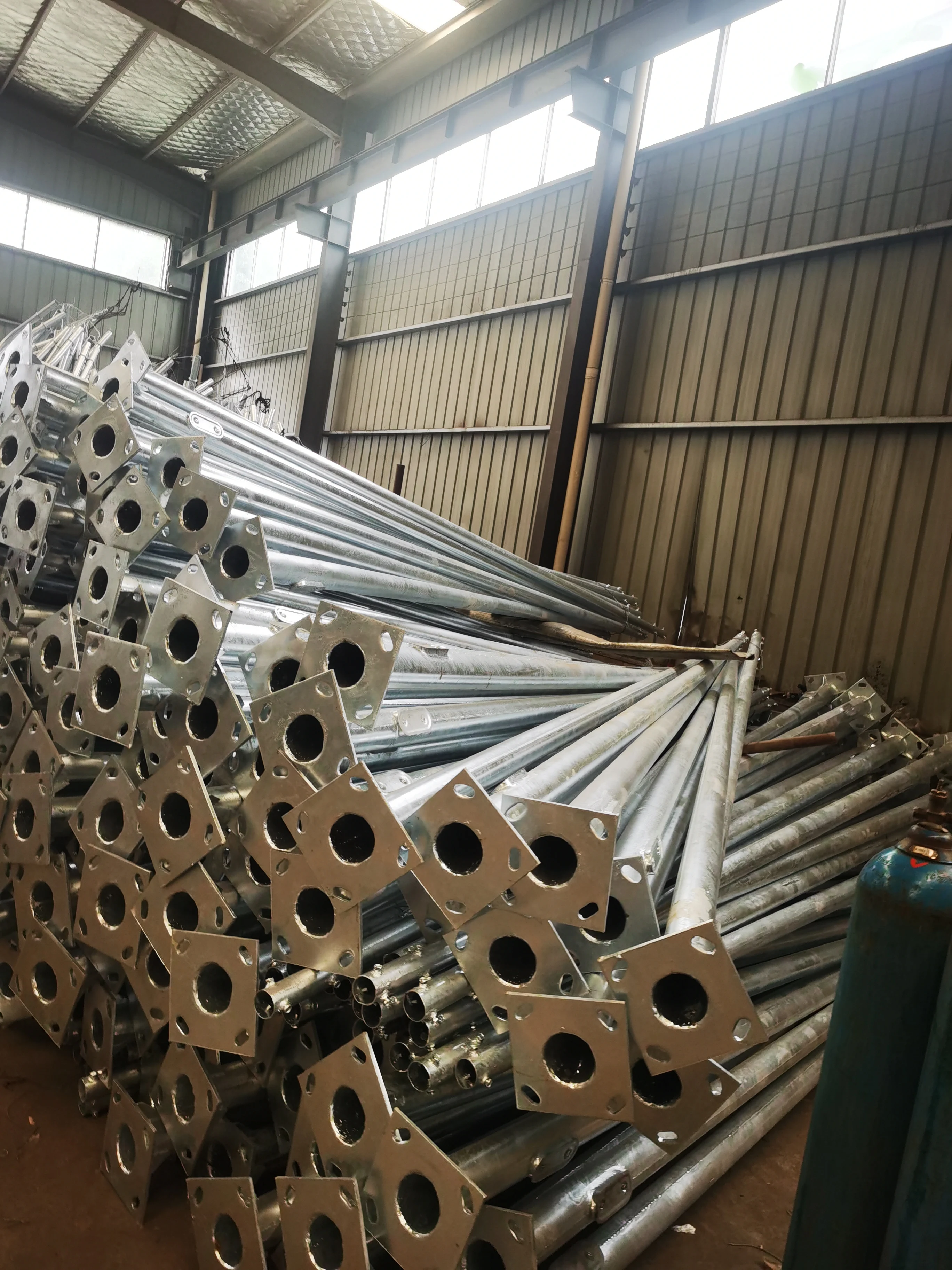 Outdoor galvanized Q235 lamp pole 4m 5m 6m 7m 8m 9m 10m 12m solar streetlight pole cast aluminum street light pole