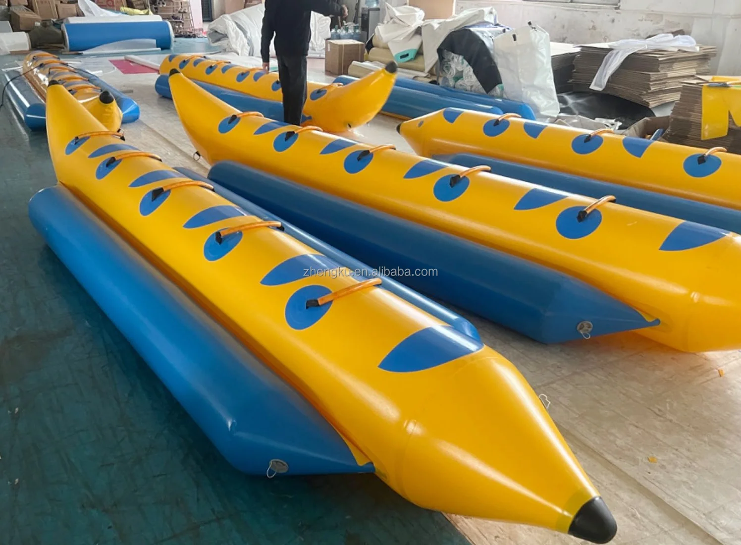 Factory wholesale 3~6 persons inflatable banana boat inflatable banana tube towable floating boat for summer water game