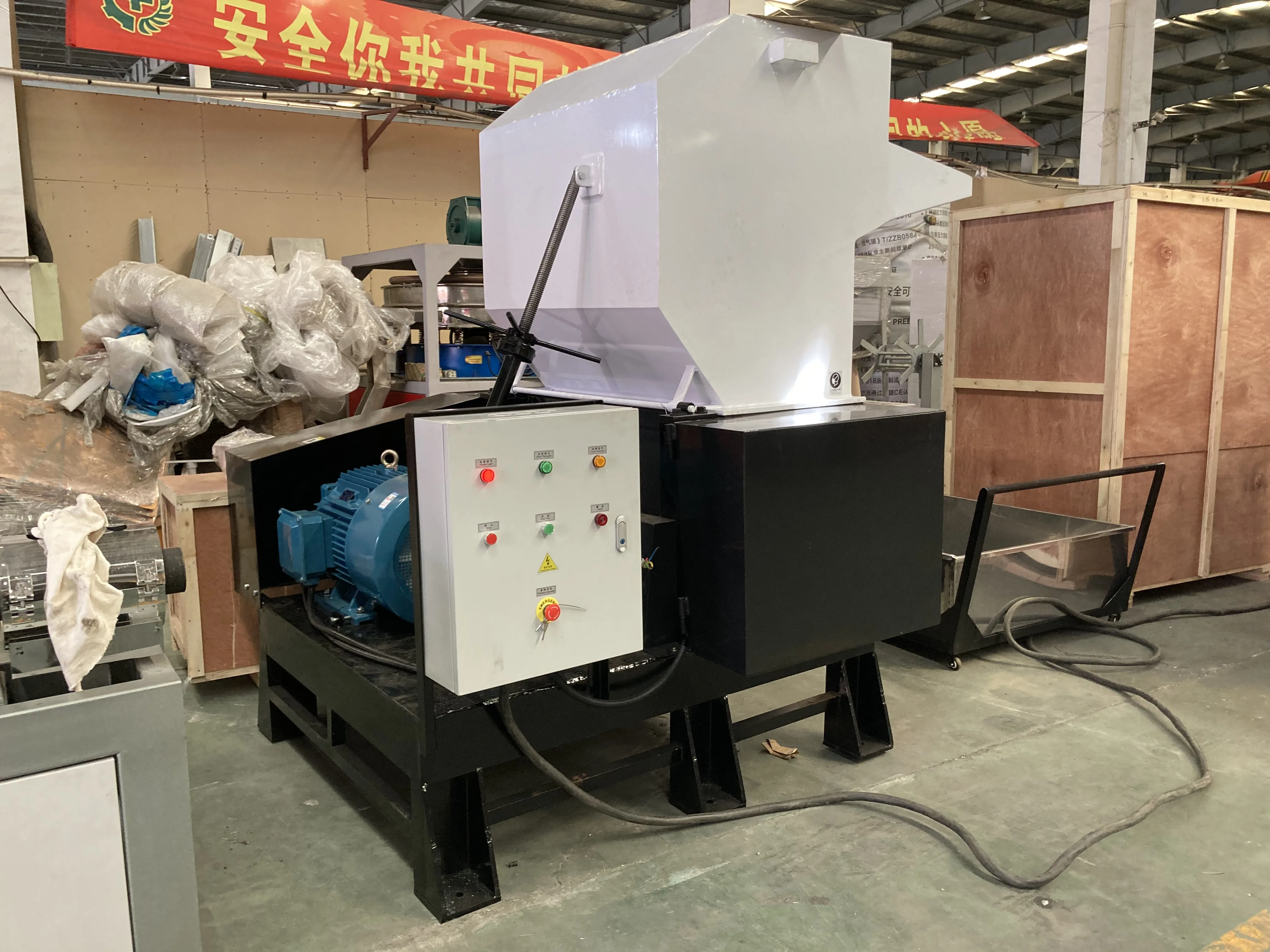 PC 1000 series large crusher for industrial recycling plastic bottles to flakes