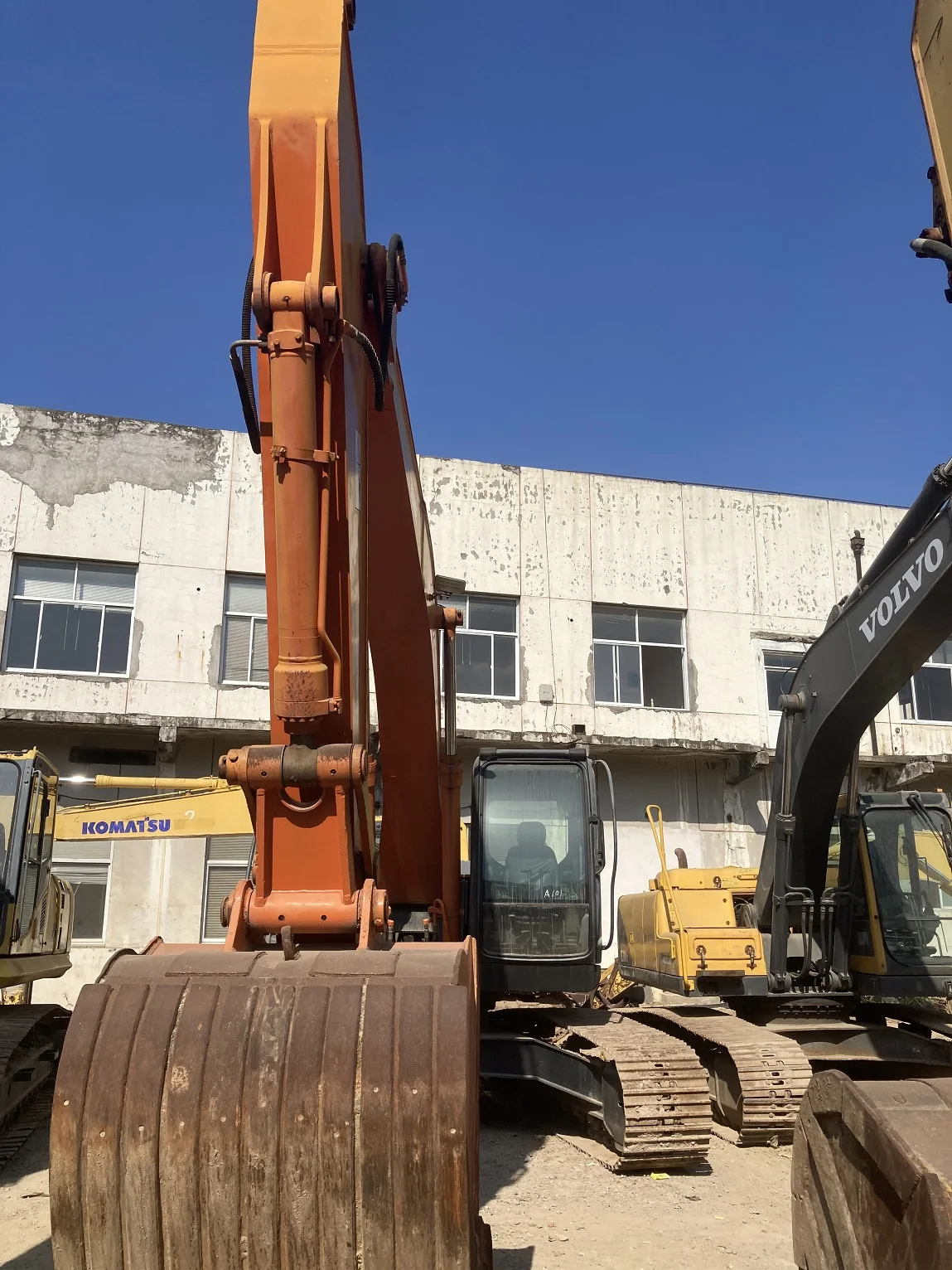 Used crawler excavator HITACHI ZX240 ISUZU engine hot sale medium type 24ton strong power easy maintenance