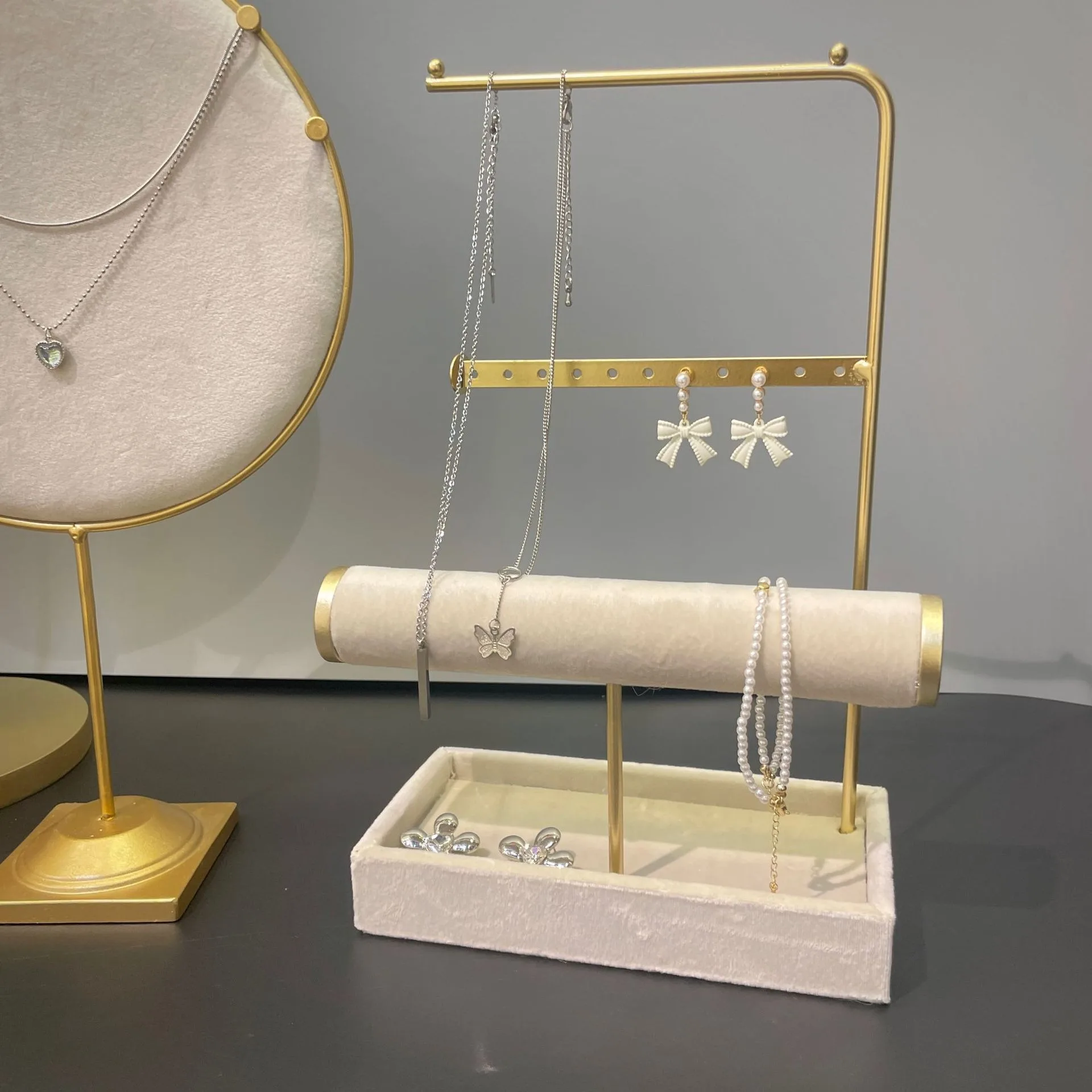 White Metal Velvet Jewelry Display Stand Wholesale Stand Necklace Jewelry Display Stand Show Case Jewellery Showcase