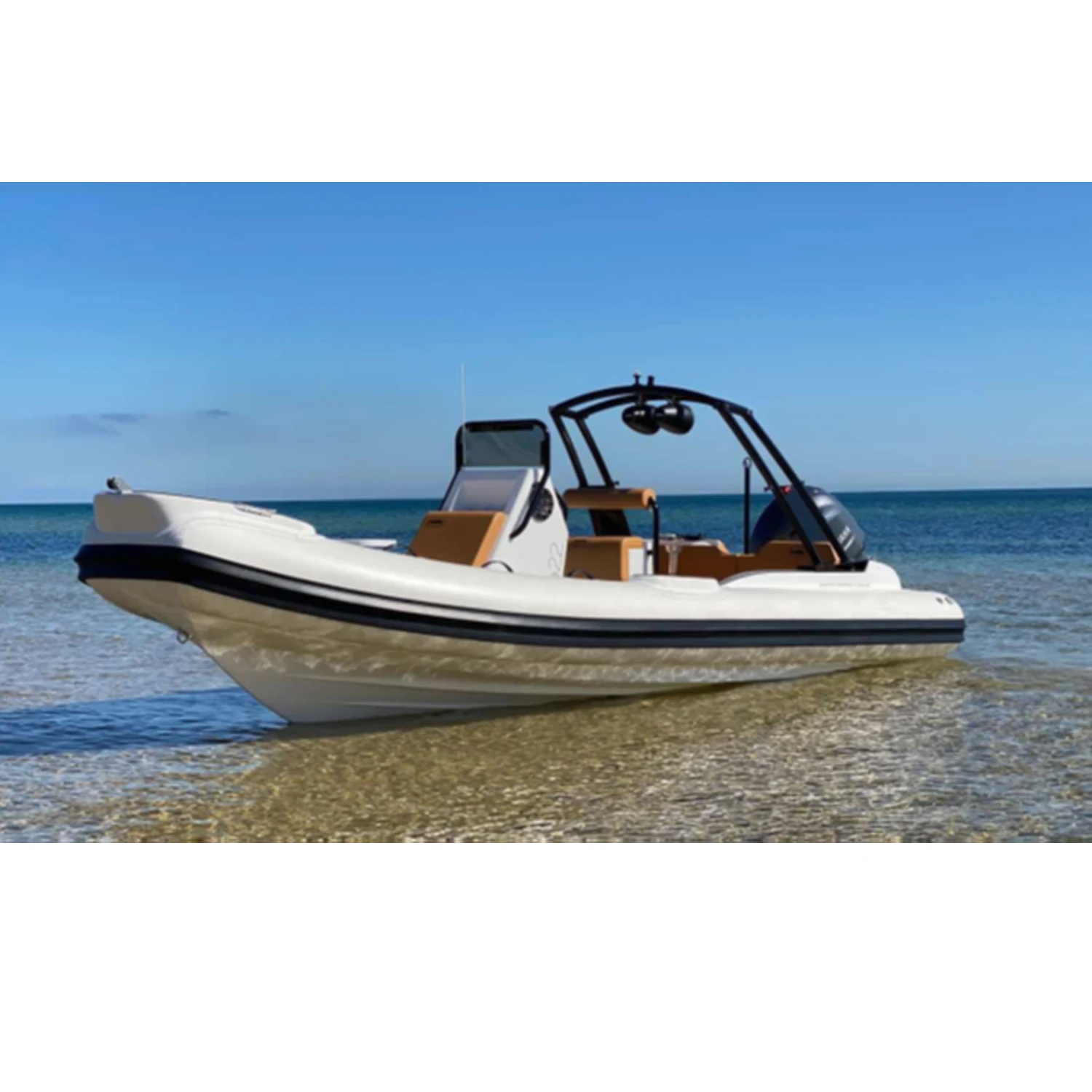 Небольшая надувная лодка из стекловолокна с жестким корпусом