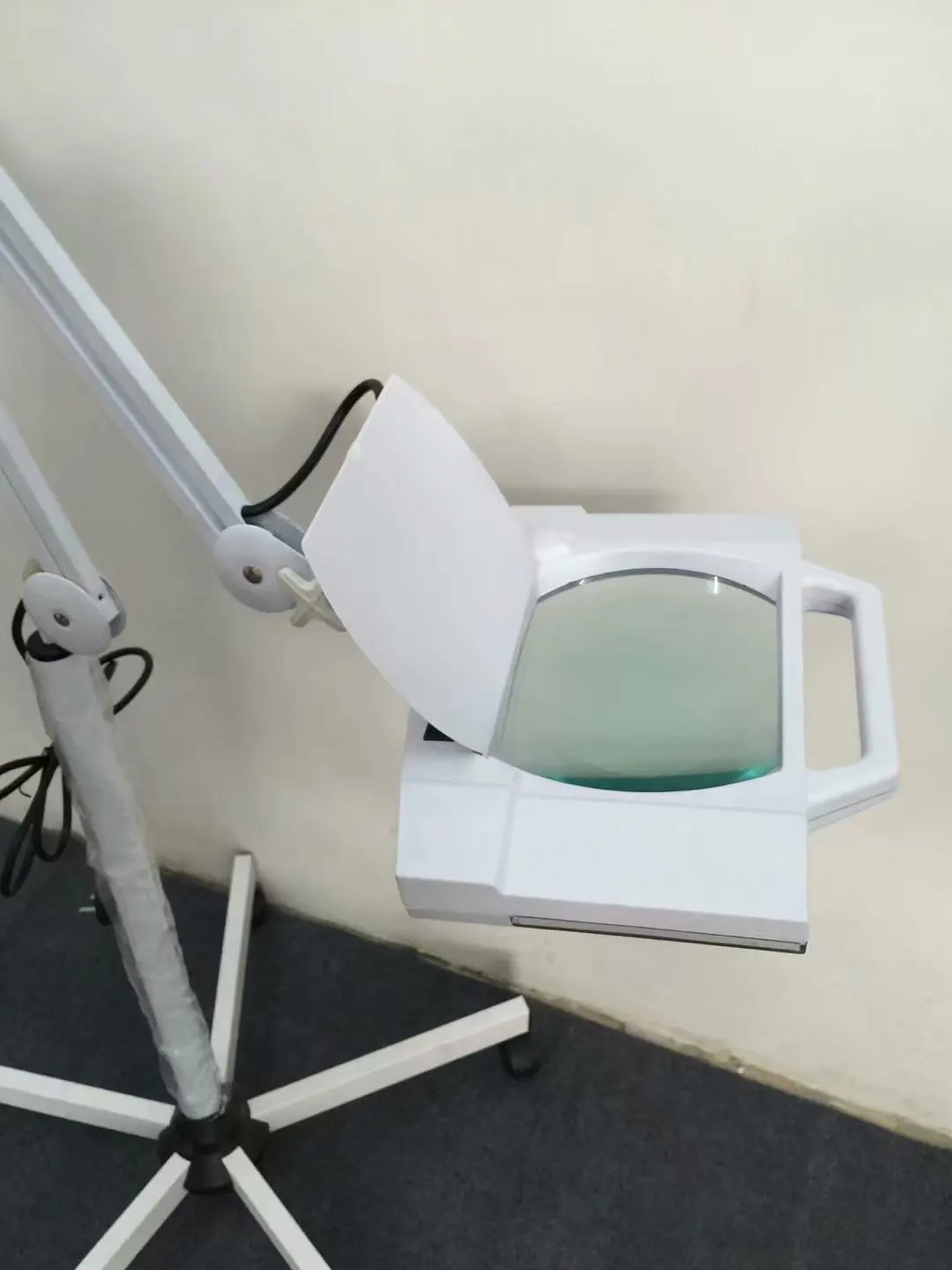 Оптовая продажа от производителя, светодиодная Лупа с пятью ногами, квадратная светодиодная Косметическая лампа, увеличительная лампа для обработки кожи, Ce