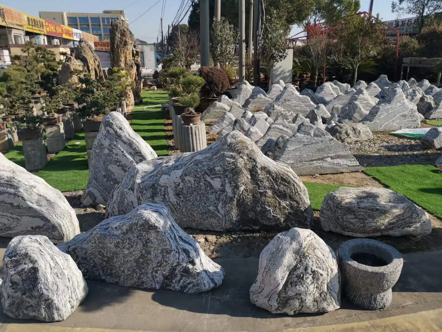 Натуральный белый серый гранит садовый большой камень монолитный