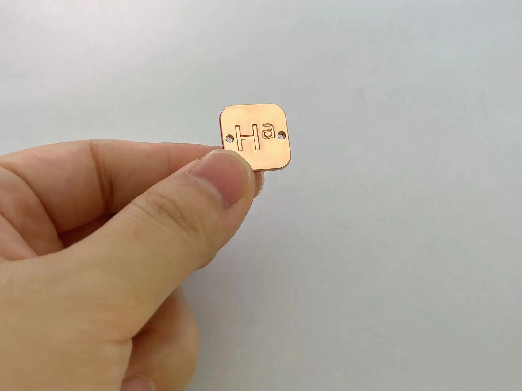 Высокоточные металлические этикетки с индивидуальным логотипом для одежды и обуви