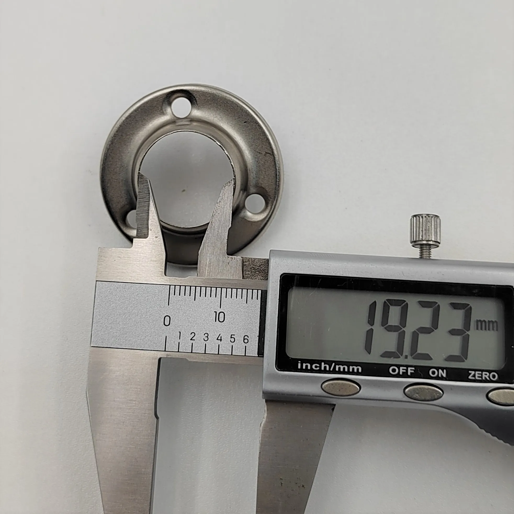 high-quality 19mm Round Type Wardrobe Pipe Flange  Wardrobe Hanger Clamp Furniture Tube Support