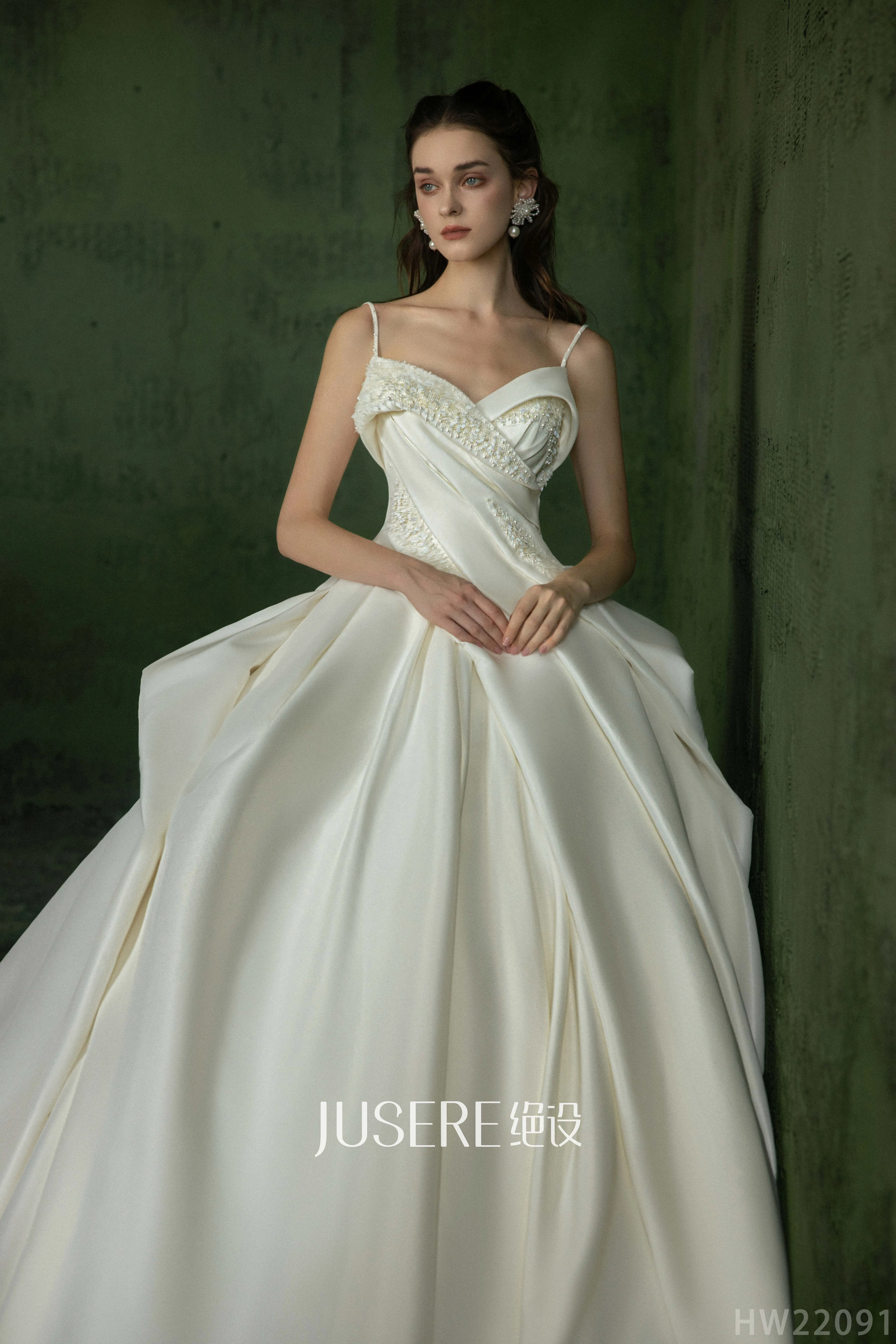 New collection spaghetti strap pleats bodice heavy beads ball gown wedding dress elegant satin bridal gown