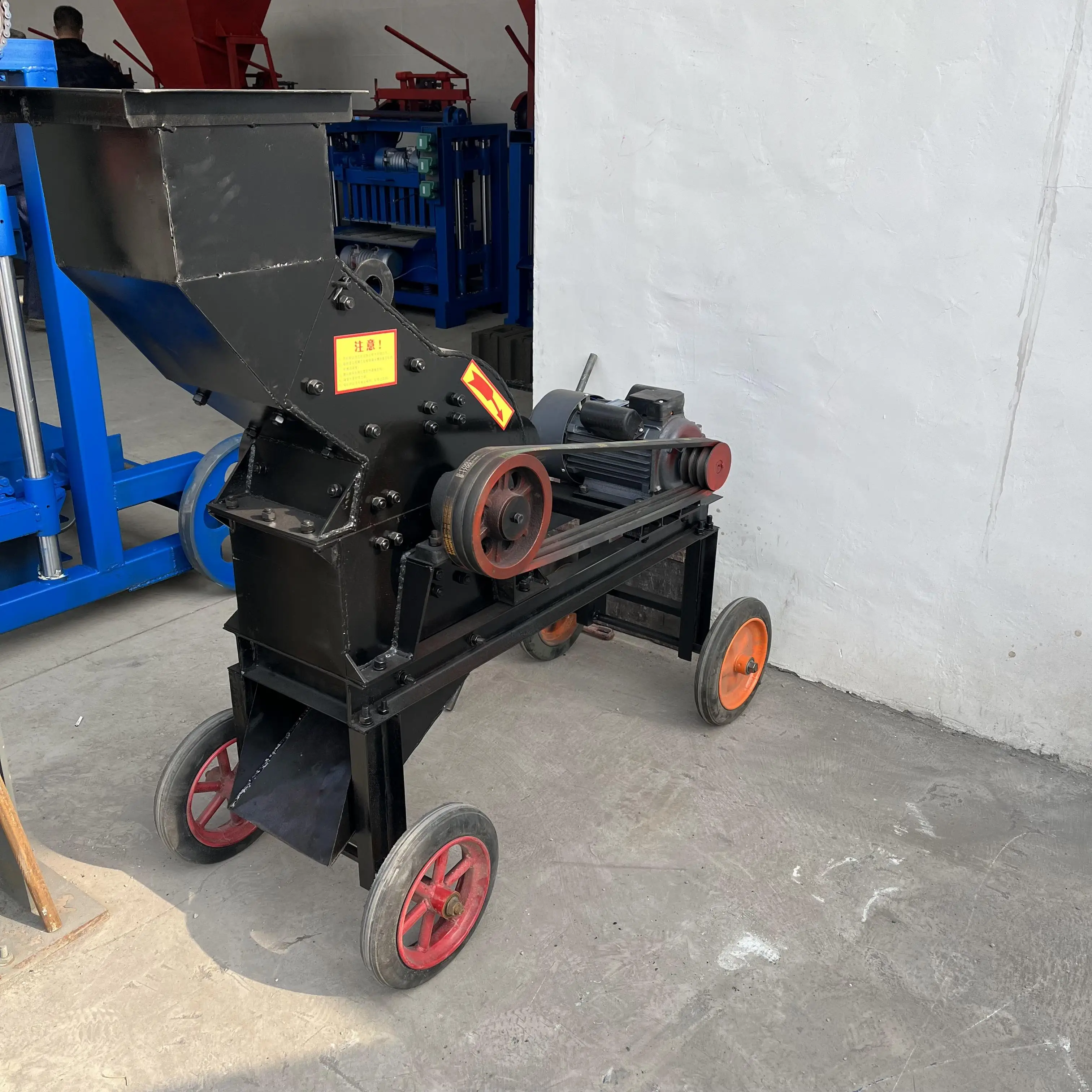 Multi functional mobile hammer crusher is easy to operate and can crush small particles with adjustable particle size