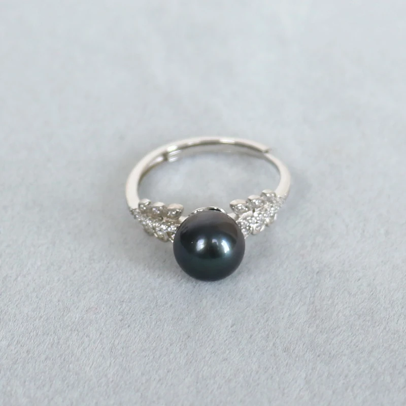 
natural tahitian pearl ring adjustable,high luster,round shape,very clean surface,925 silver mountings,flexible size 