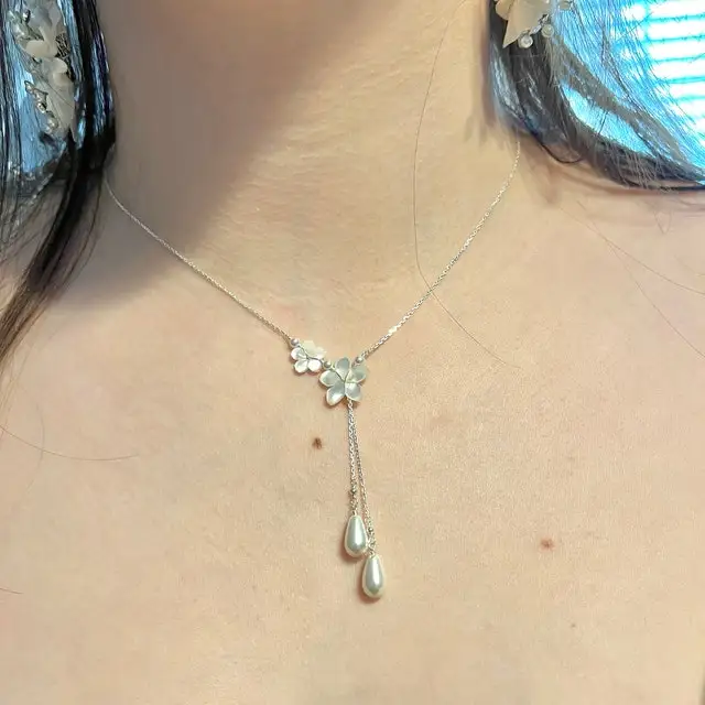 Romantic  Pearls and Mother of Pearl Flowers Pendants in Delicate Sterling Silver Chains Backdrop Necklace Women Jewelry