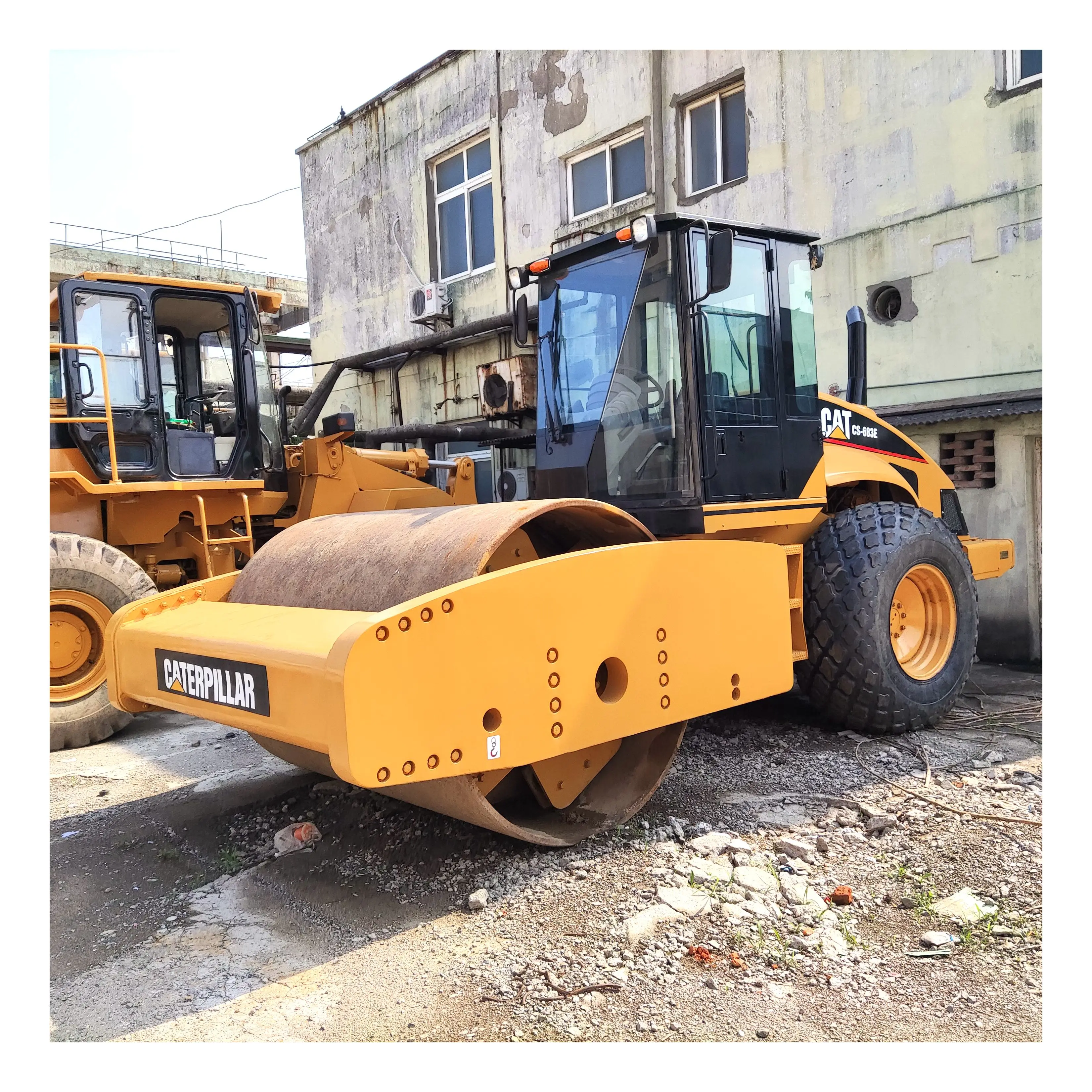 
Used construction equipment Japan road roller Caterpillar CS683E for sale 